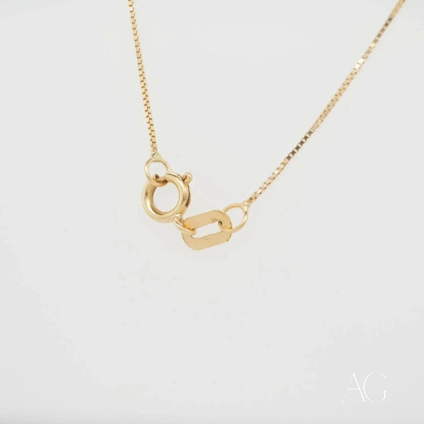Elegant 18k Gold Heart Necklace featuring interlocking circular and oval links design
