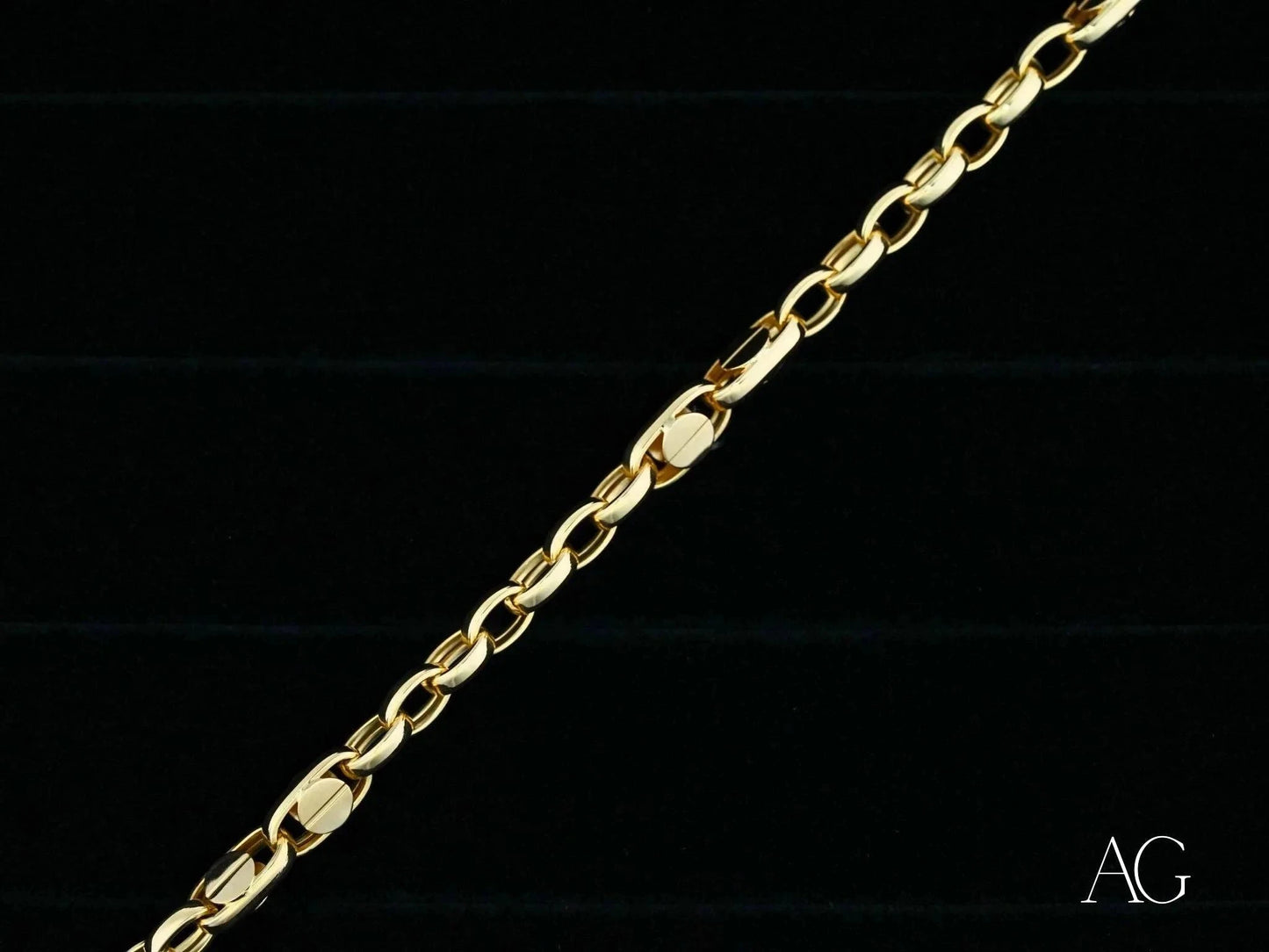 Elegant 18k solid gold men’s bracelet with oval links and lobster clasp