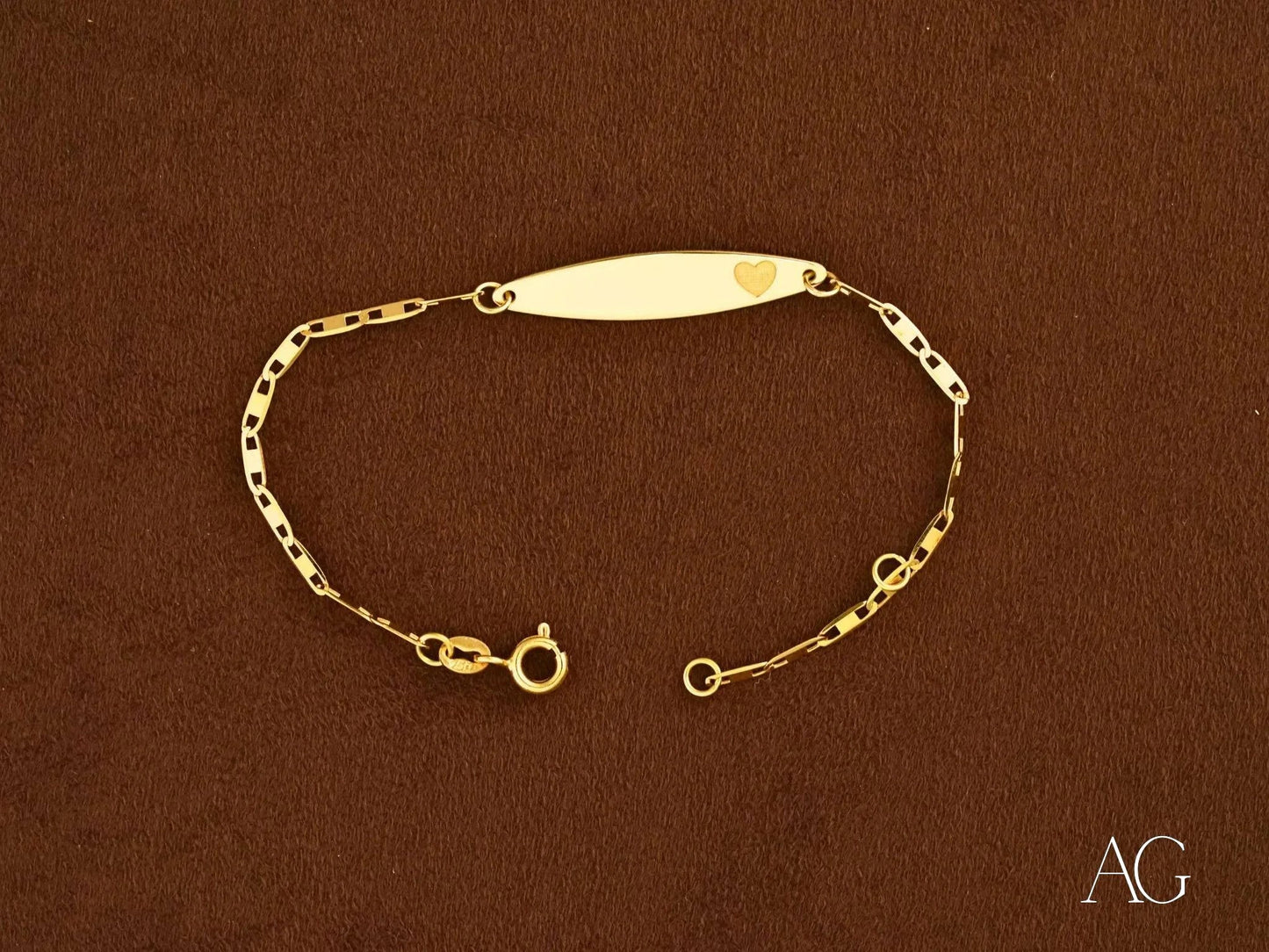 Elegant solid 18k gold kid’s bracelet with oval nameplate for personalized engraving