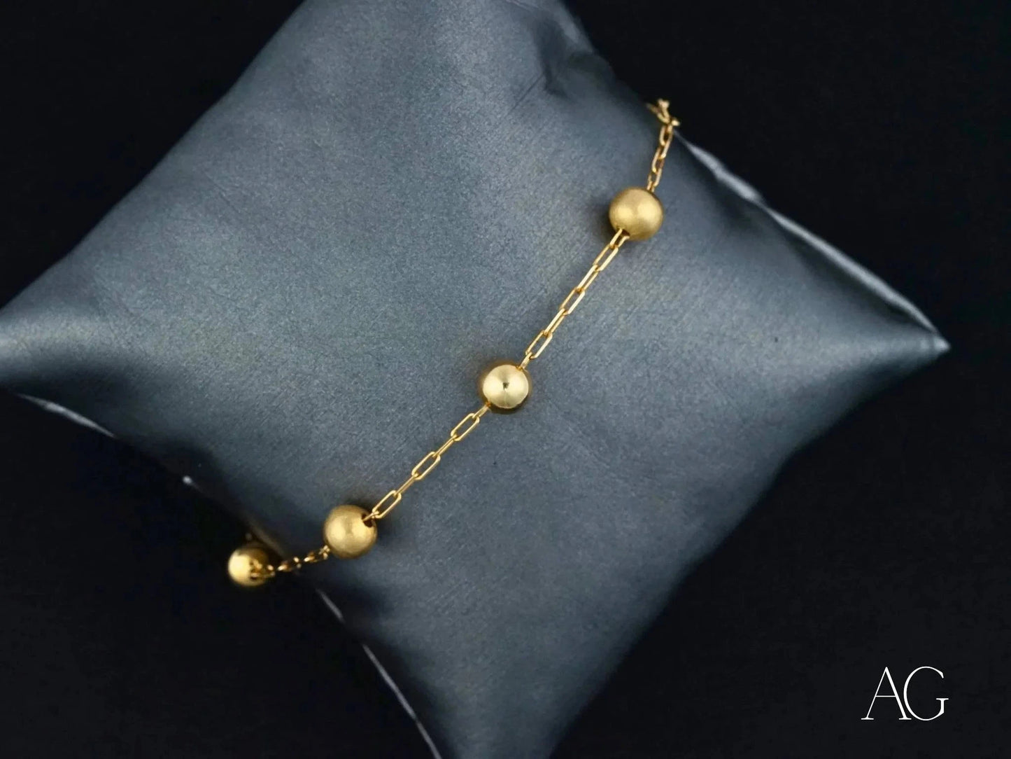 Elegant women’s 18k gold bracelet with spherical beads and spring ring clasp