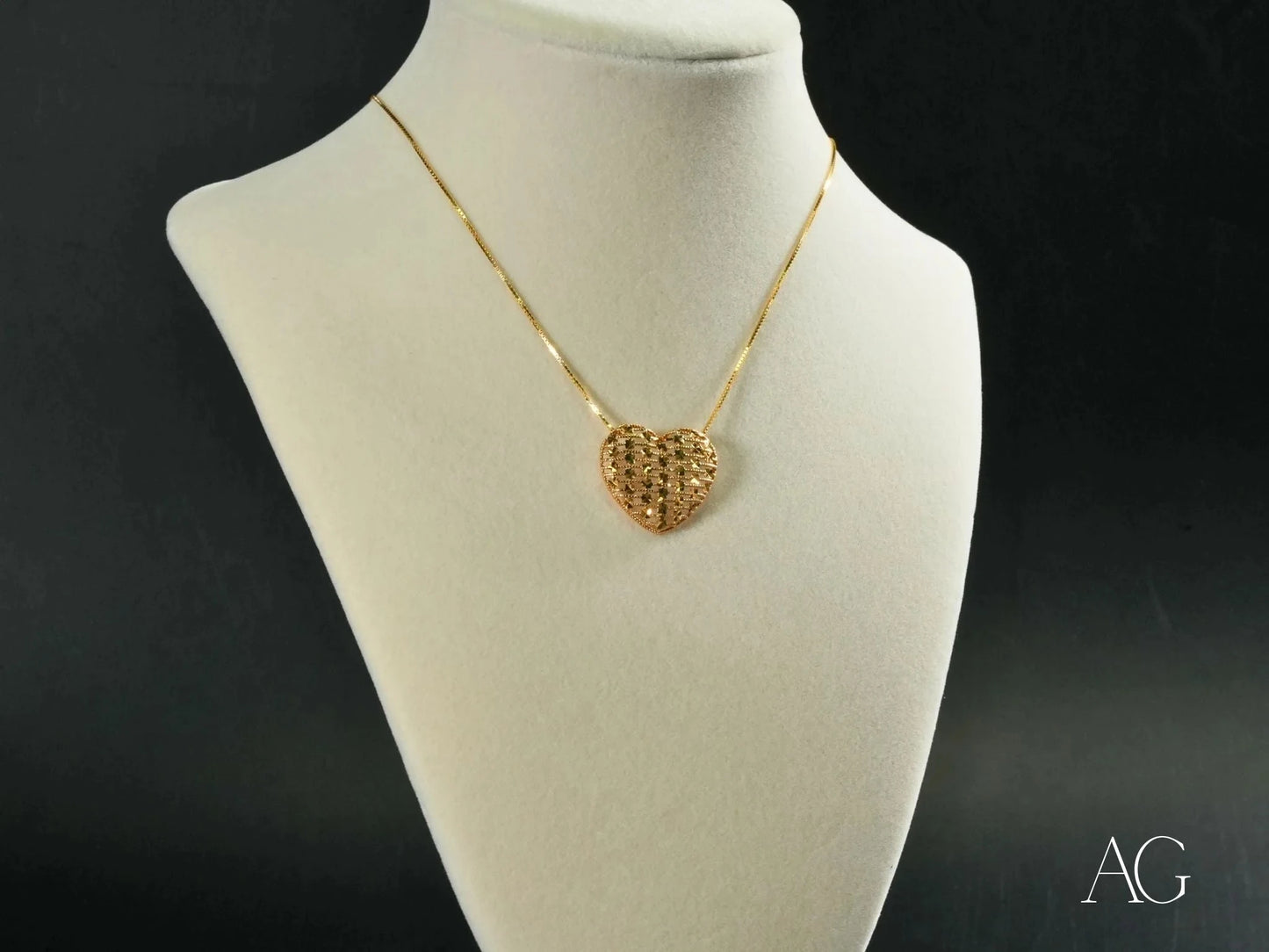 Gold heart pendant necklace with filigree detailing in 18k gold