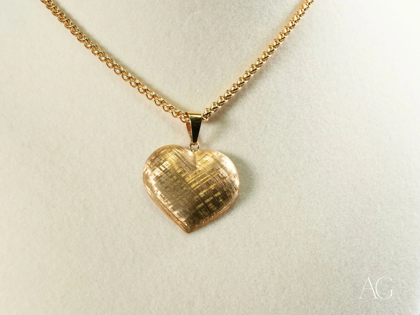 18k gold heart pendant on a delicate chain necklace, featuring a beautiful golden heart