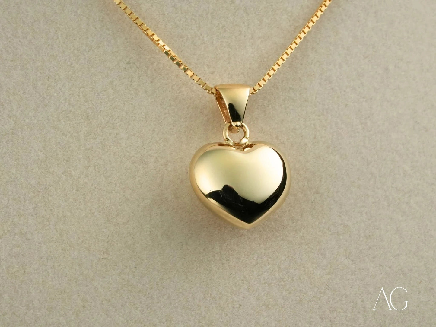 Gold heart pendant in 18k gold on a delicate chain necklace for a timeless look