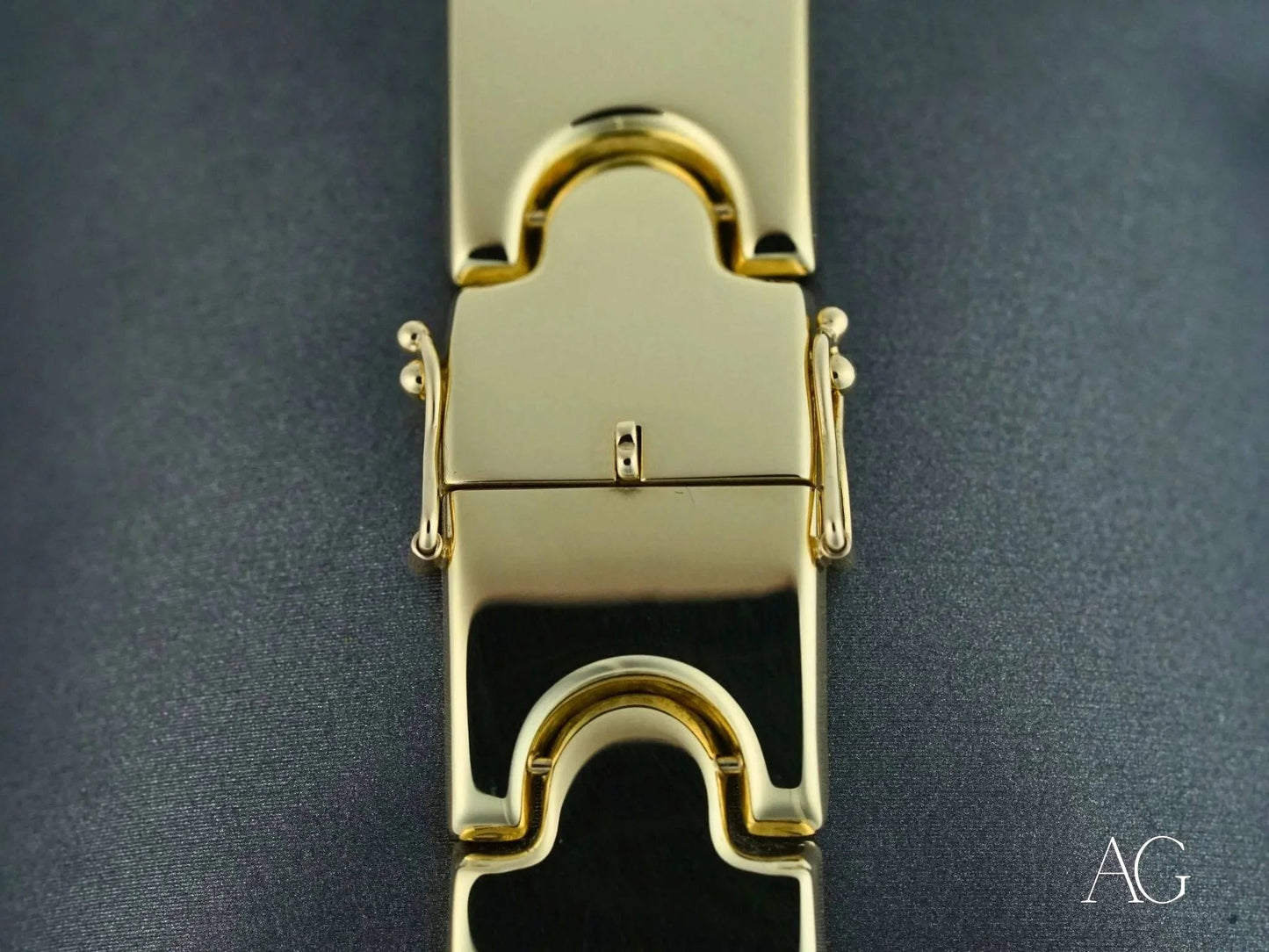 Gold open box clasp of a luxurious men’s 18k solid gold bracelet