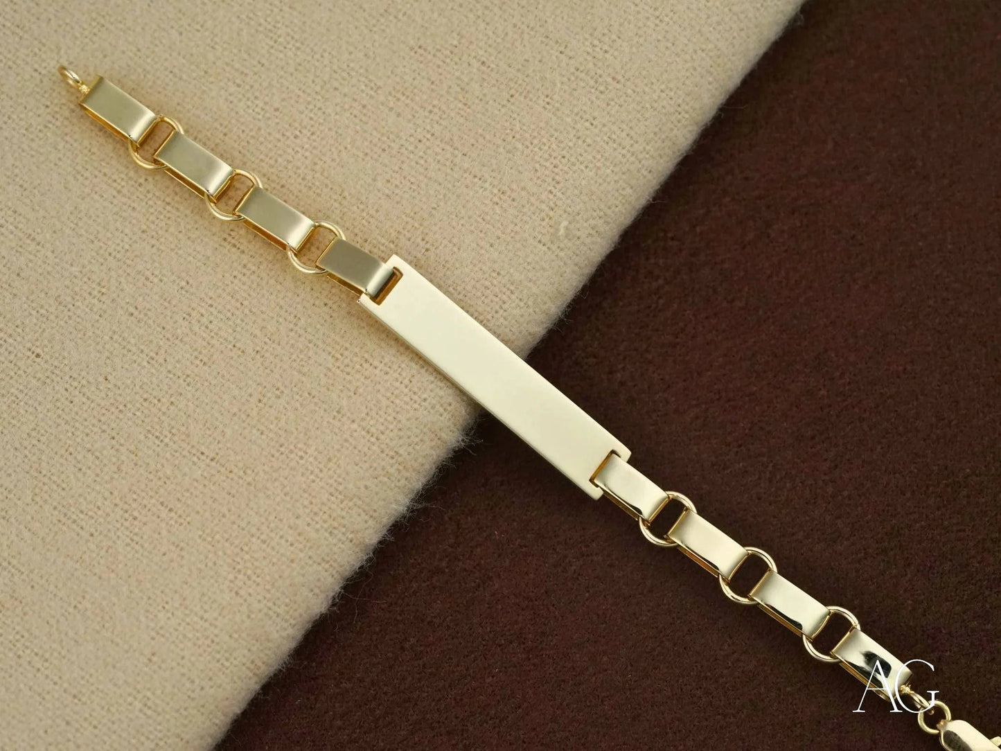 Gold-toned 18k gold bracelet with rectangular ID plate for kids in unique chain links