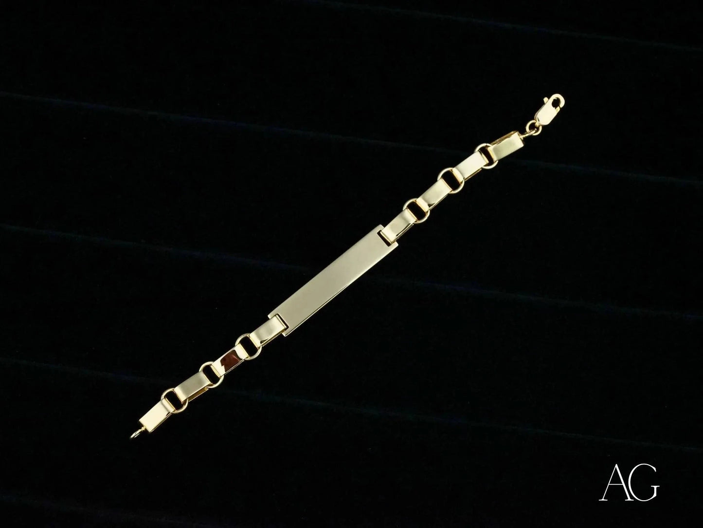 Gold bracelet with rectangular links and central bar in solid 18k gold design