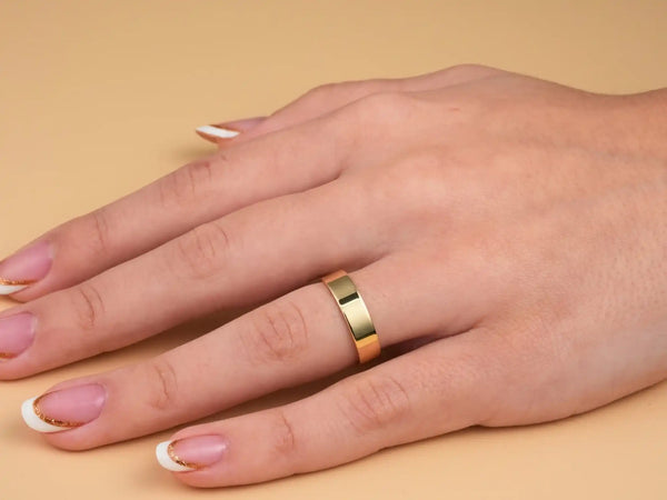Elegant Gold Wedding Band