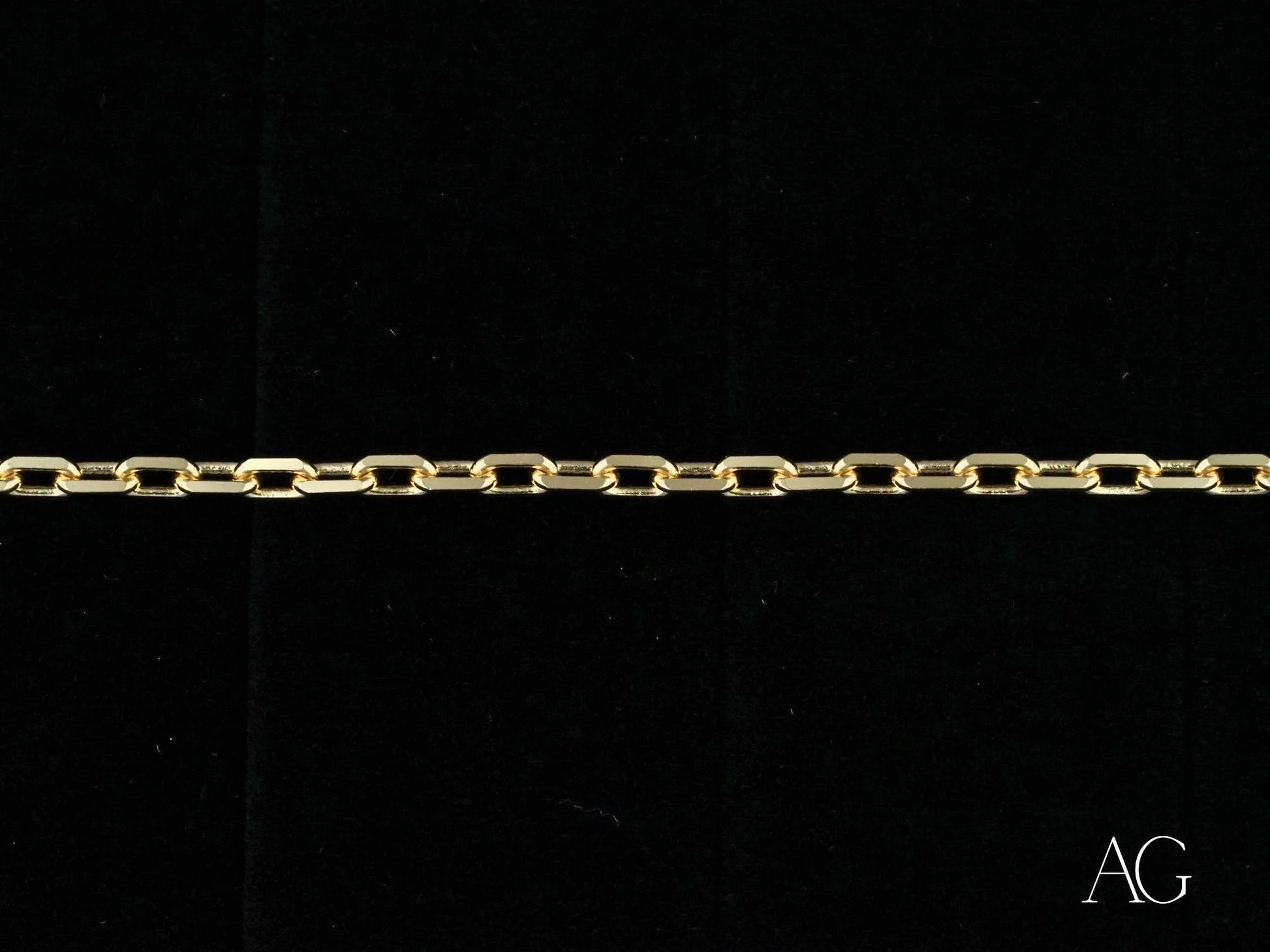 Gold chain necklace with elongated oval links in 18k solid gold design