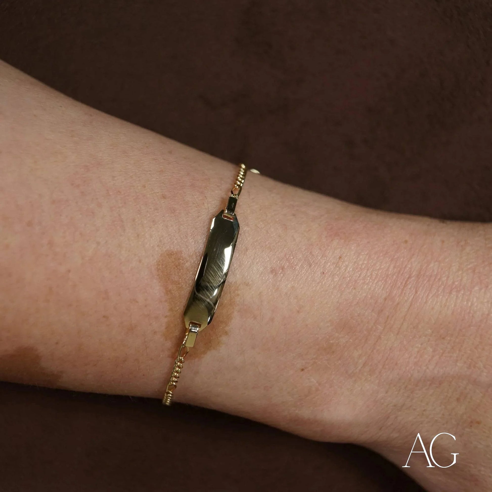 Gold bracelet featuring a green stone centerpiece in 18k gold for timeless elegance