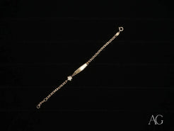 Gold bracelet featuring a flower motif and spring ring lock in 18k gold design