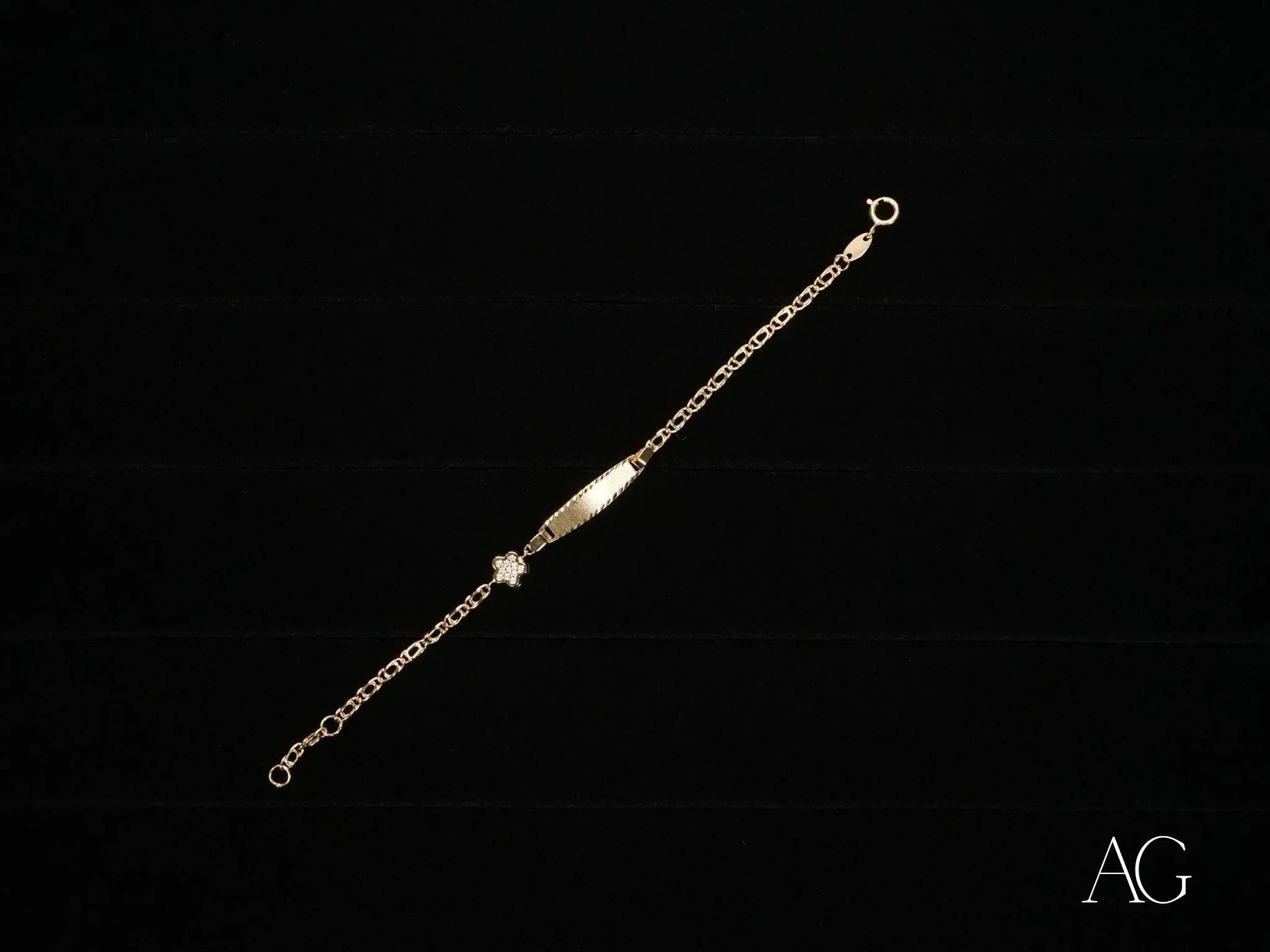 Gold bracelet featuring a flower motif and spring ring lock in 18k gold design