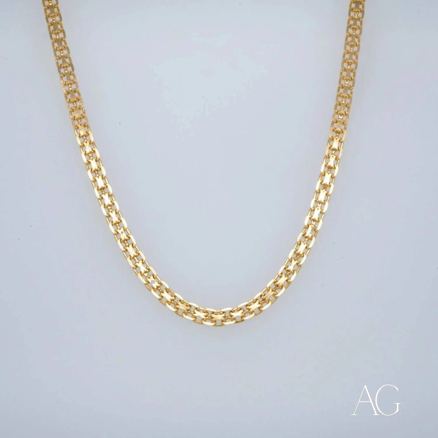 Gold chain necklace with interlocking links in authentic 18k gold modern jewelry