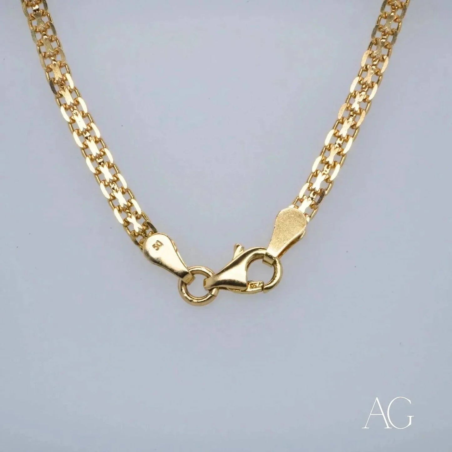 18k gold anklet with modern clasp design, elegant and luxurious.