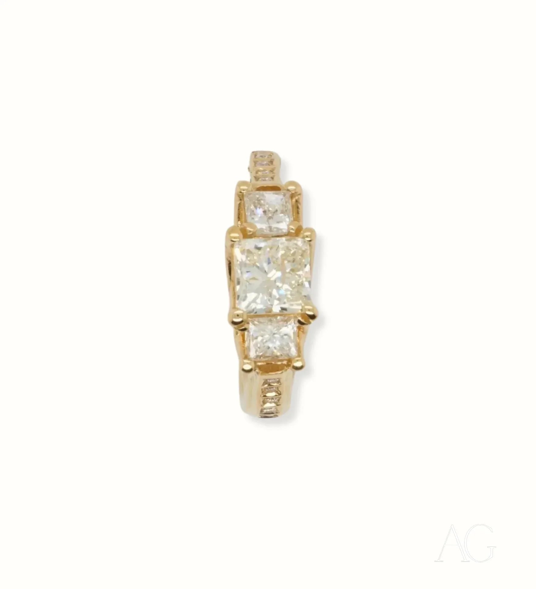 Elegant 18k gold ring with three square-cut diamonds in a vertical arrangement