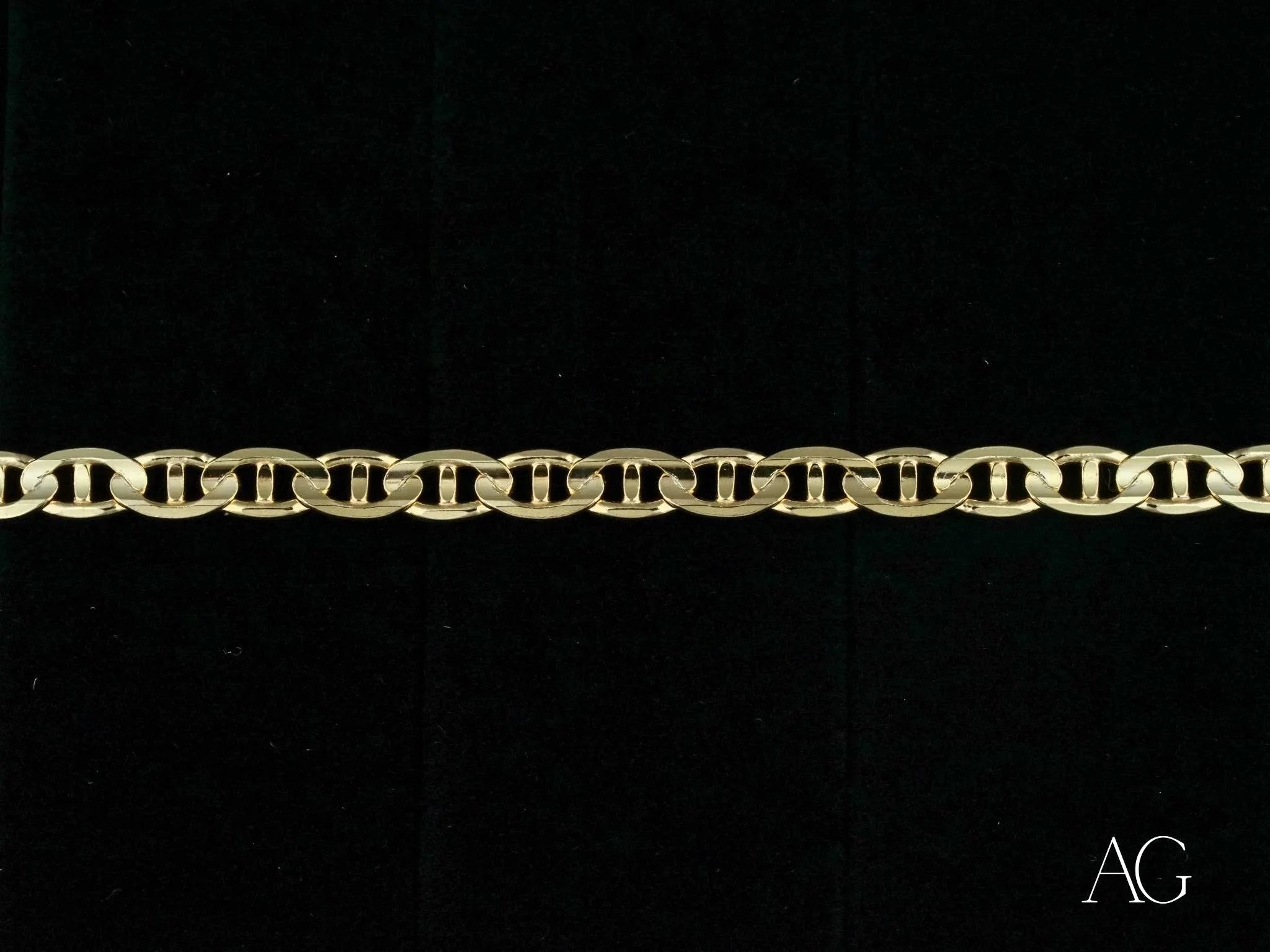 18k solid gold bracelet with navy link pattern showcasing interlocking links