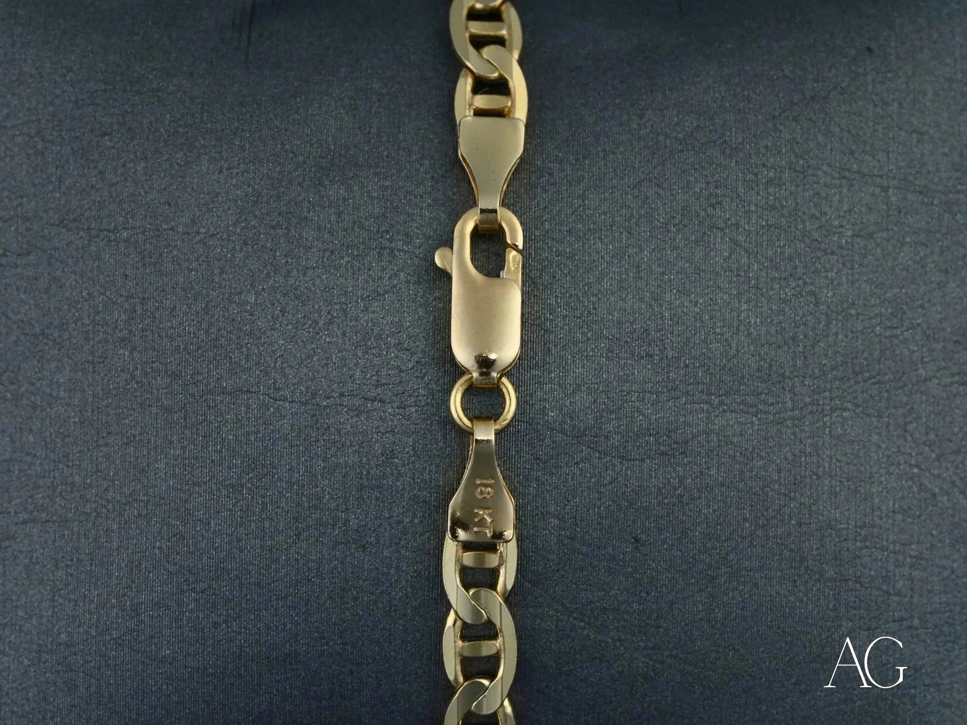 Gold chain bracelet with interlocking links and navy link pattern in 18k solid gold