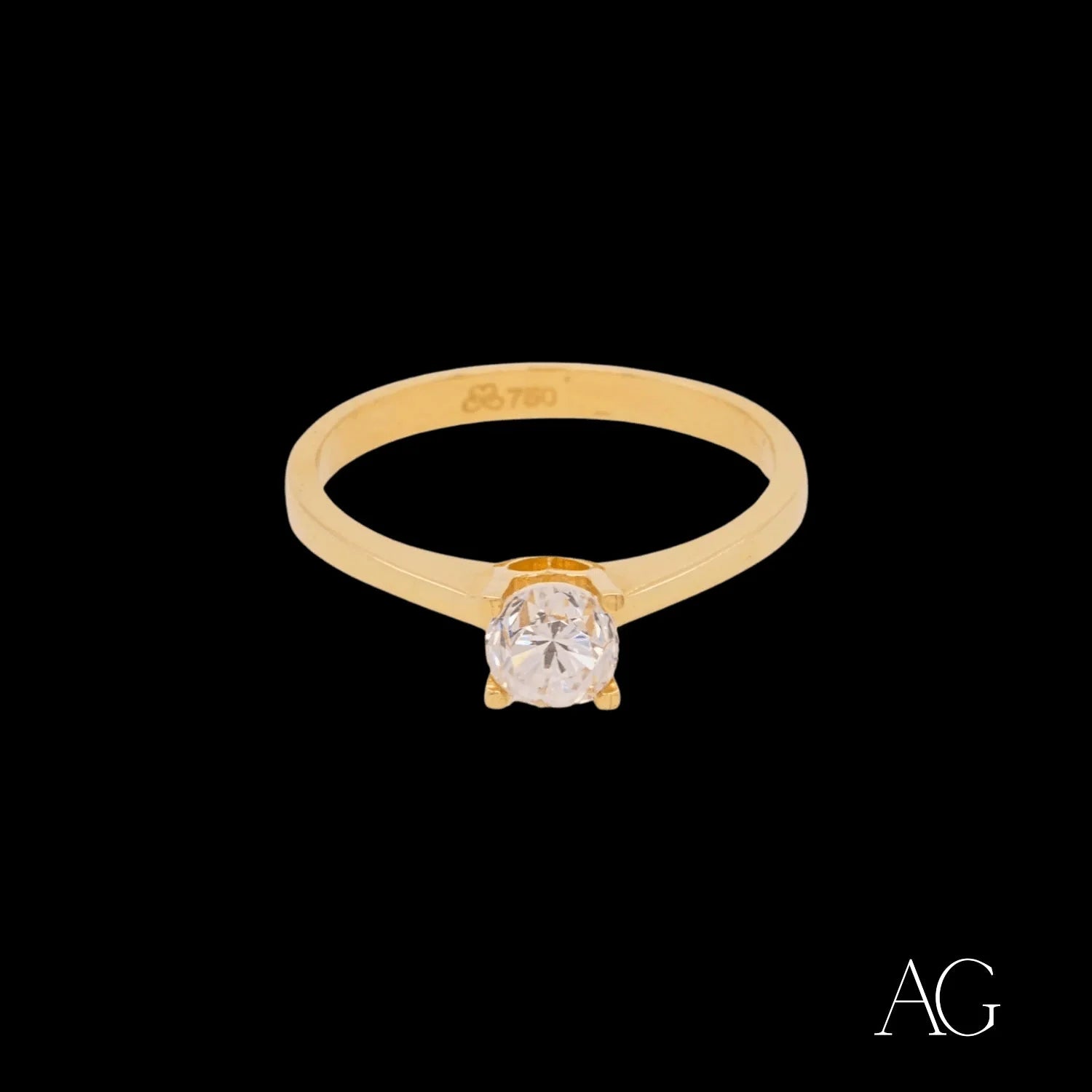 18k solitaire gold ring featuring a stunning round diamond engagement design