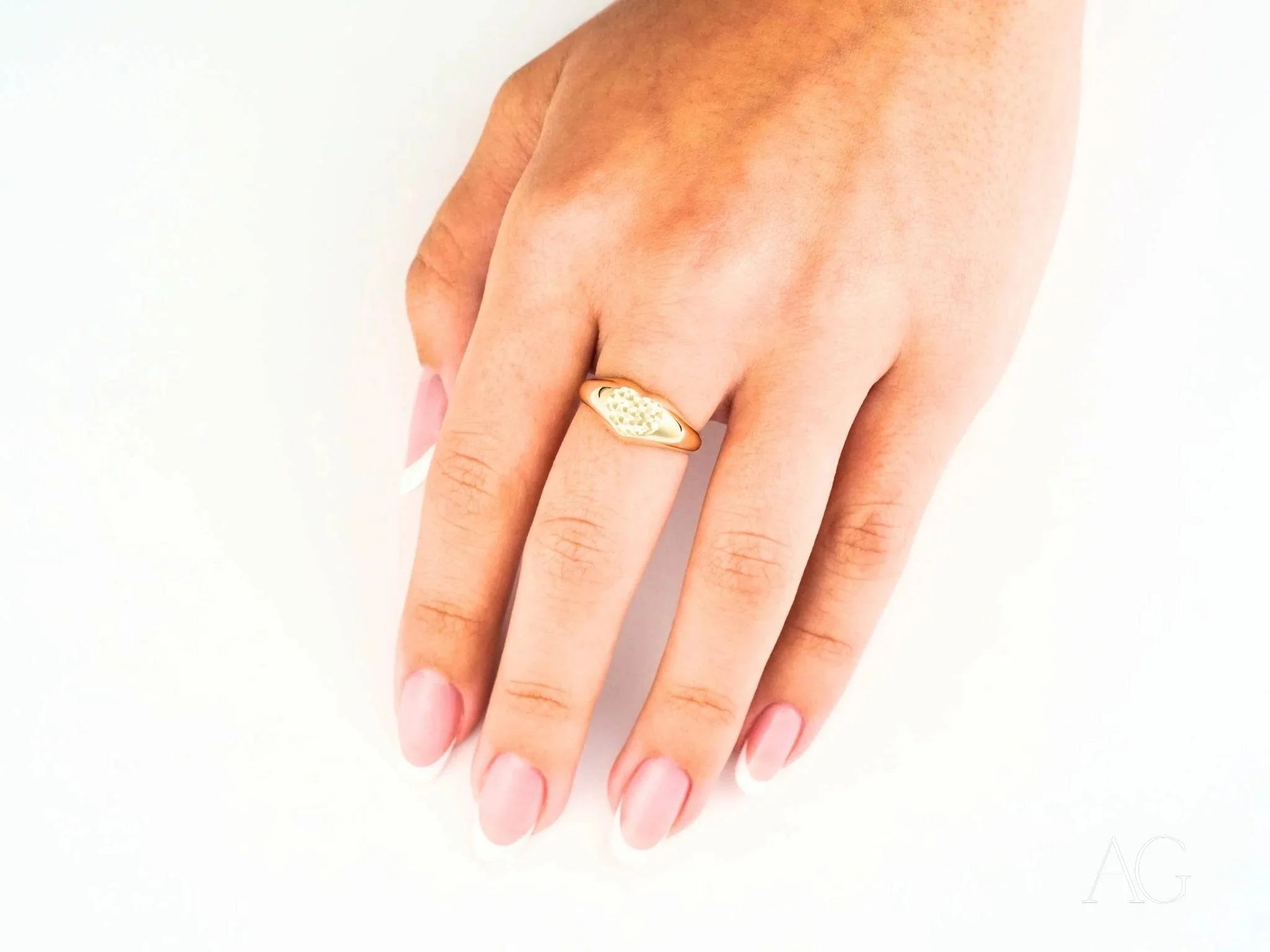 Gold ring with leaf design in 18k yellow gold, symbolizing love and elegance