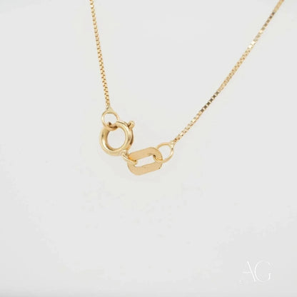 Elegant 18k Gold Heart Necklace featuring interlocking circular and oval links design