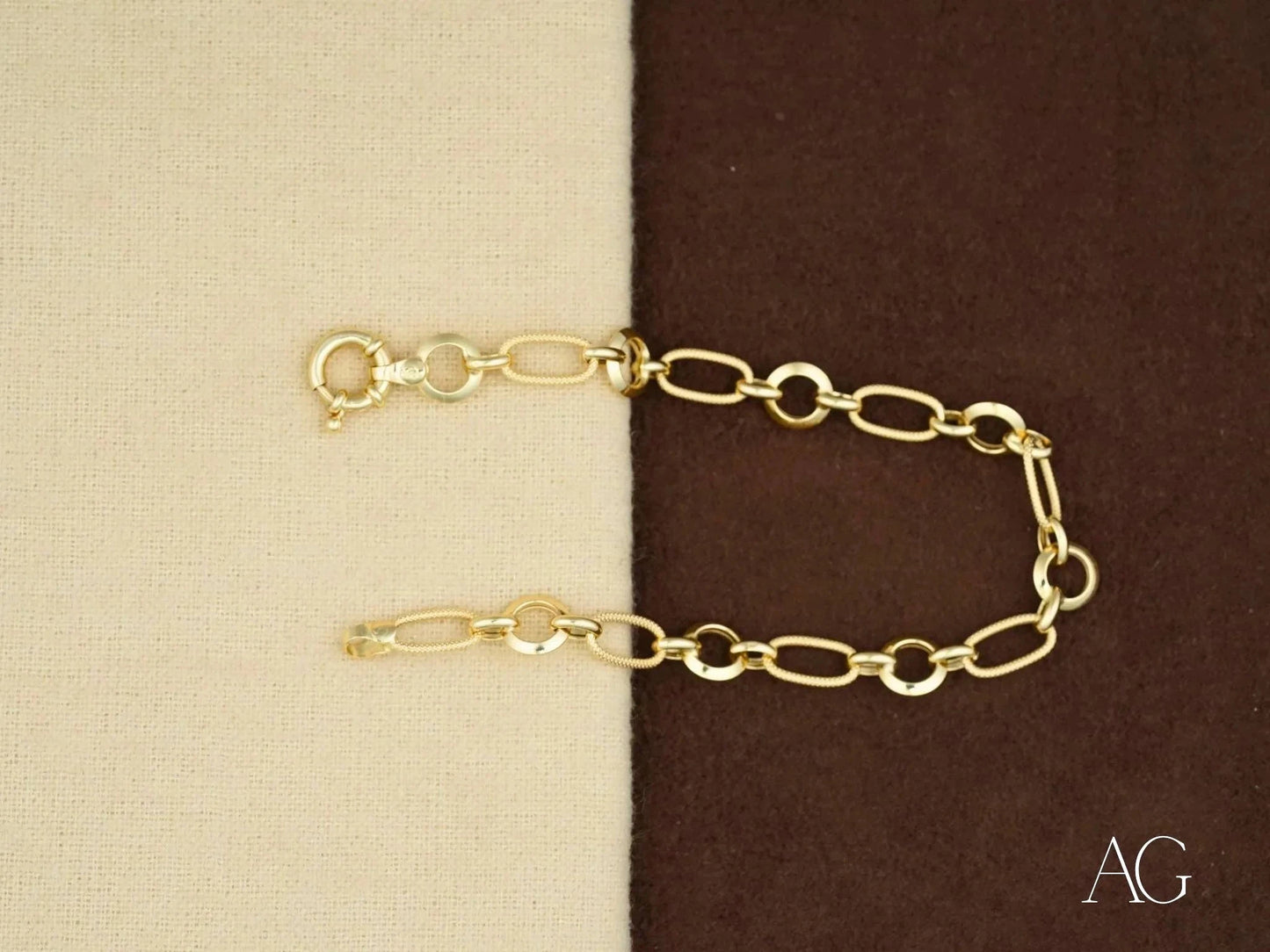 Elegant 18k gold bracelet with oval links, a stunning piece of art gold jewelry