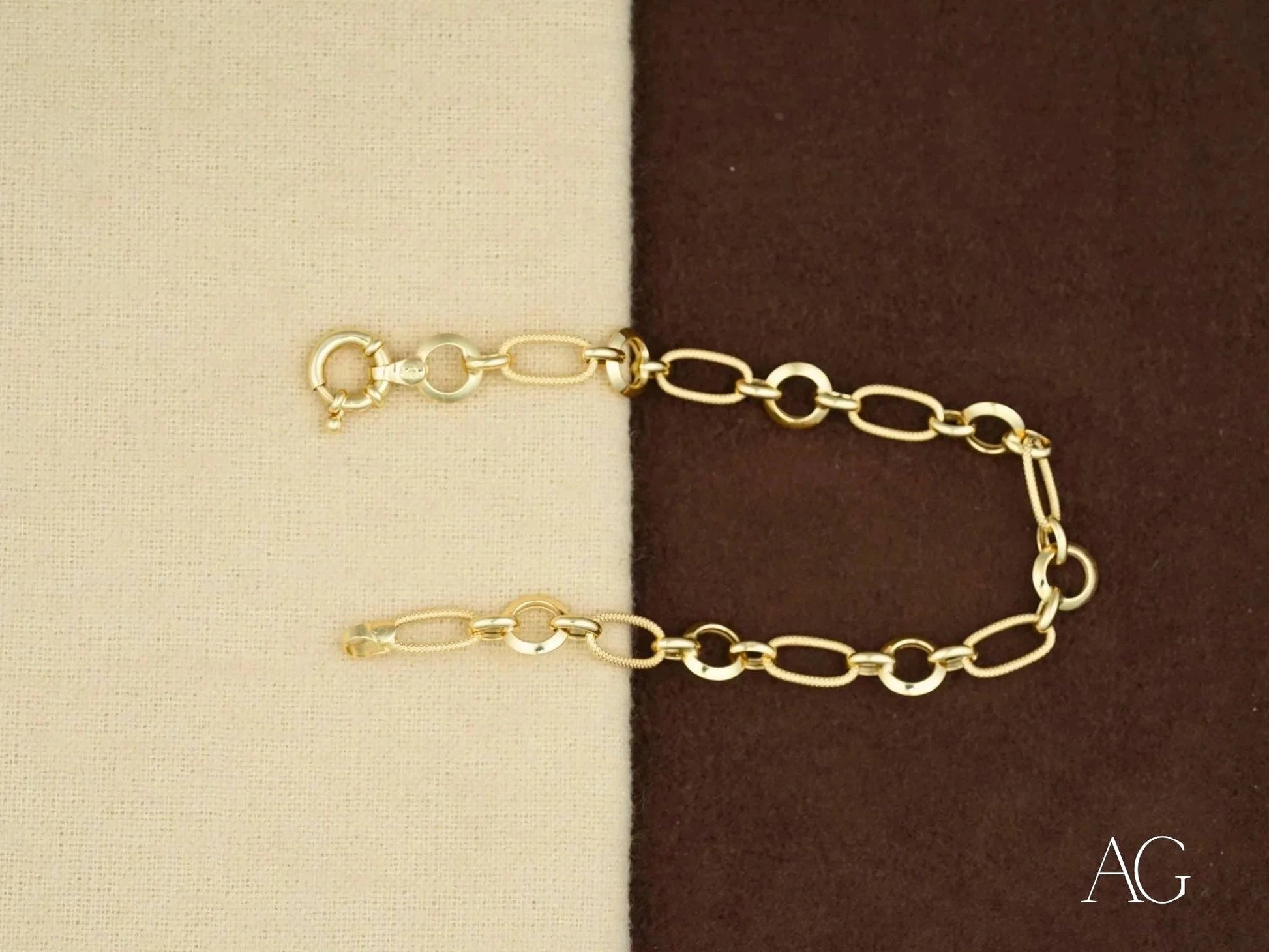 Elegant 18k gold bracelet with oval links, a stunning piece of art gold jewelry