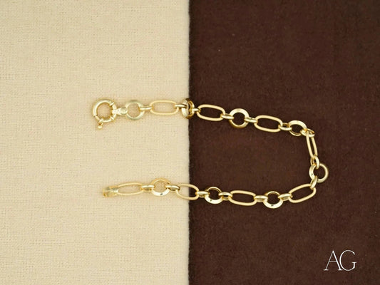 Elegant 18k gold bracelet with oval links, a stunning piece of art gold jewelry