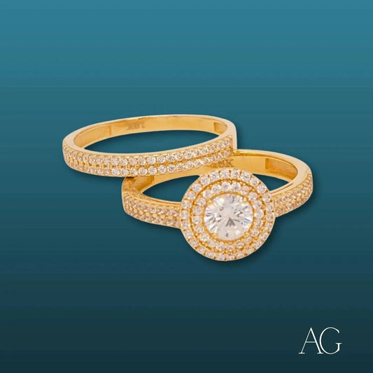 Elegant 18k gold engagement ring featuring a round diamond and pavé accents