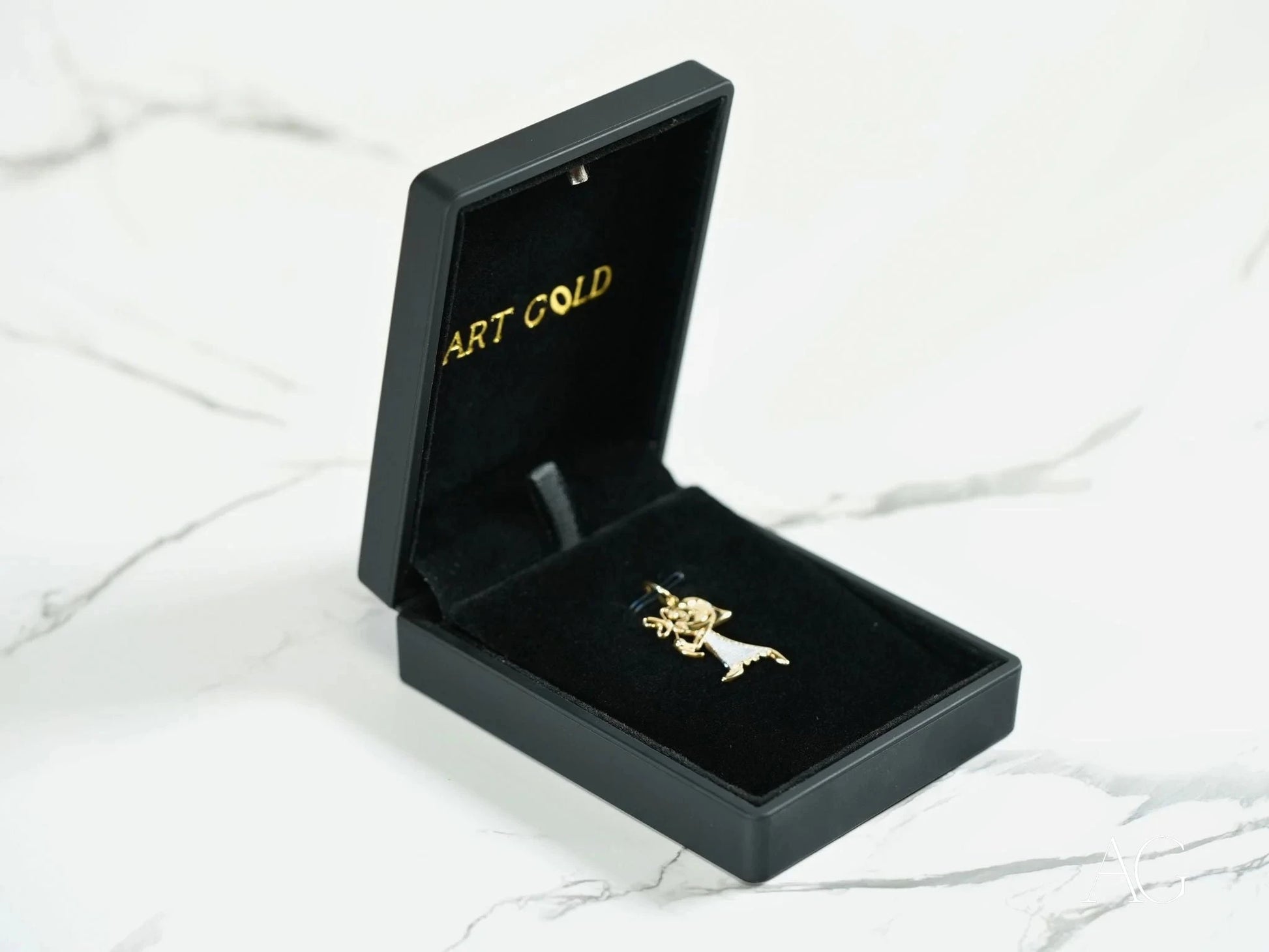 Black jewelry box featuring a Golden Elegance pendant in 18K gold