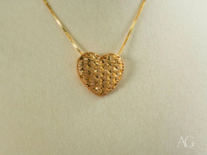 18k gold golden heart pendant necklace with textured lattice pattern