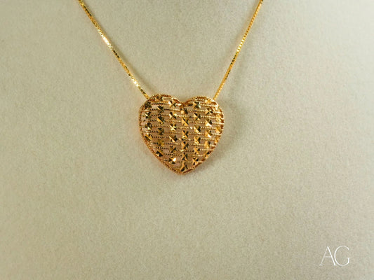 18k gold golden heart pendant necklace with textured lattice pattern