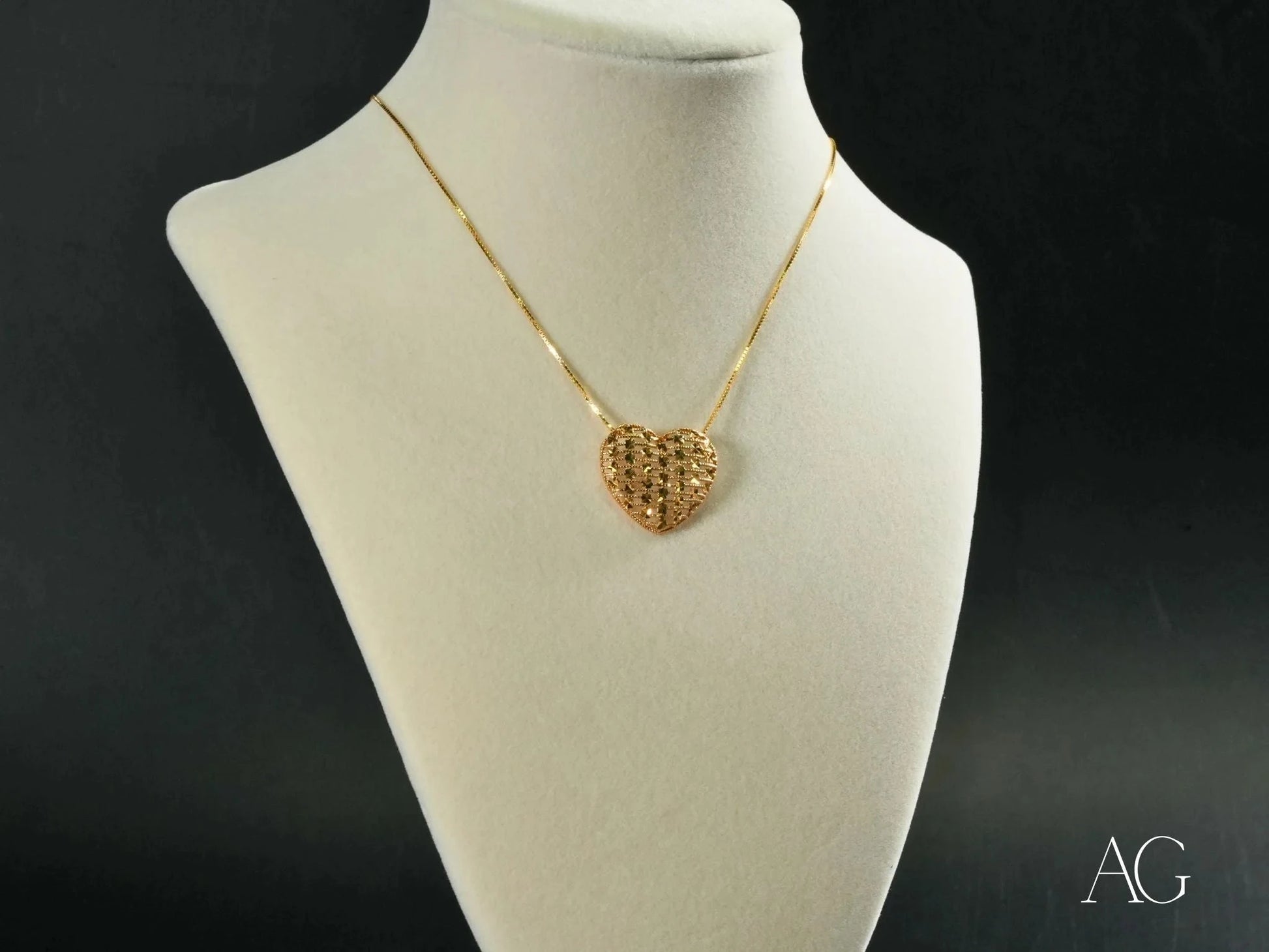Gold heart pendant necklace with filigree detailing in 18k gold