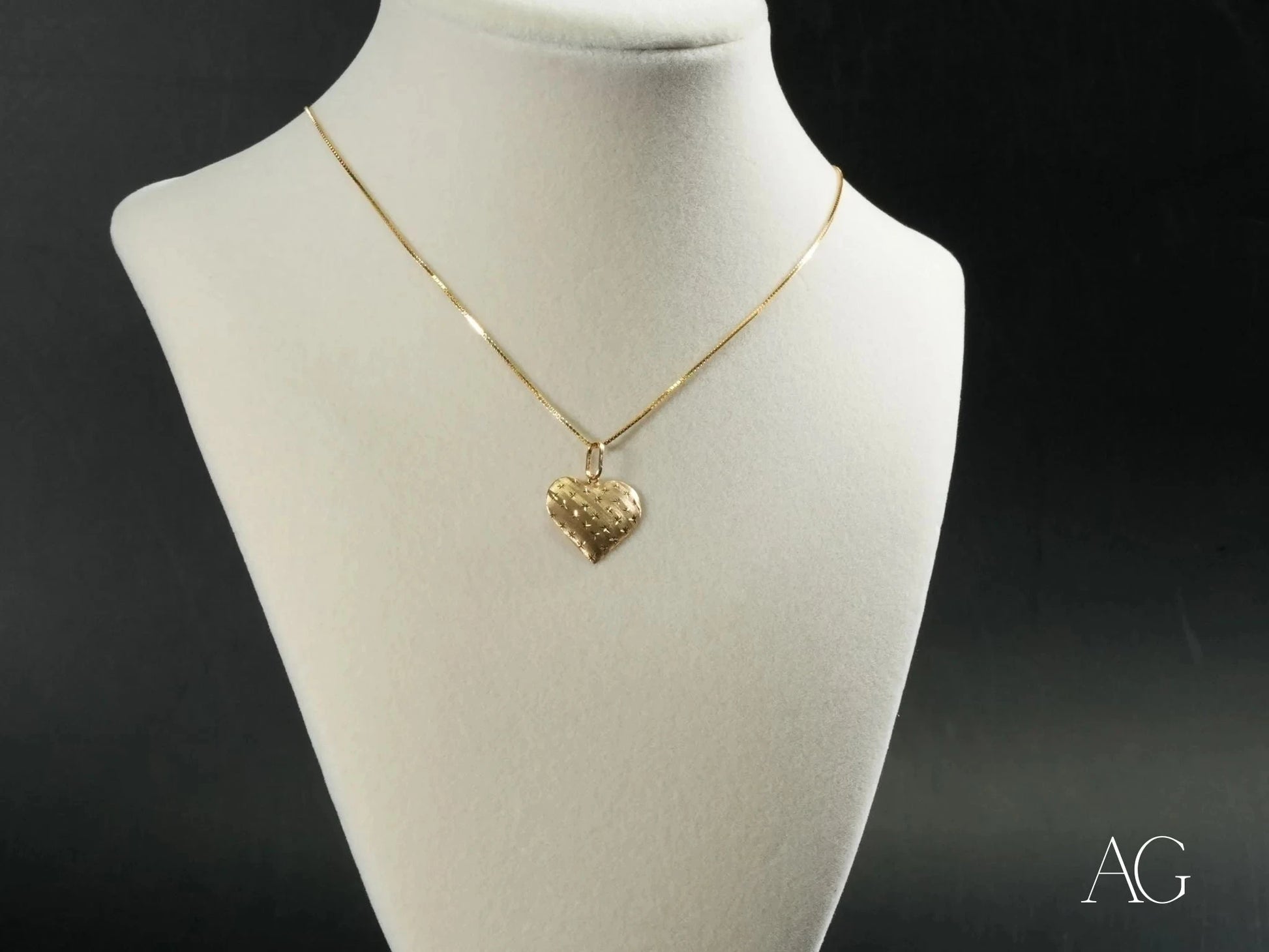 18k Gold heart pendant necklace on a delicate chain for elegant style