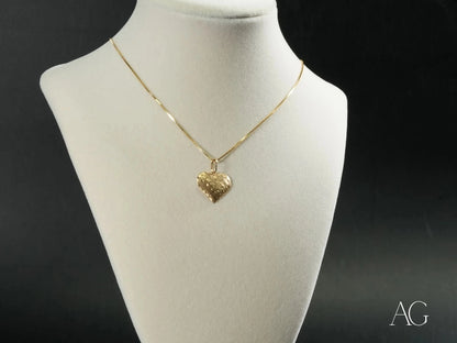 18k Gold heart pendant necklace on a delicate chain for elegant style