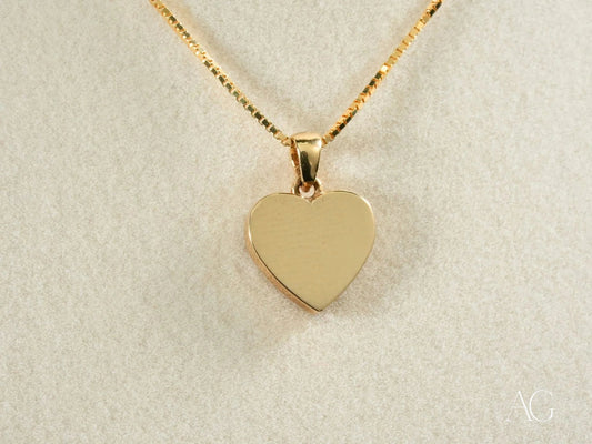 Elegant 18k Gold Heart Pendant on a delicate chain necklace for timeless beauty