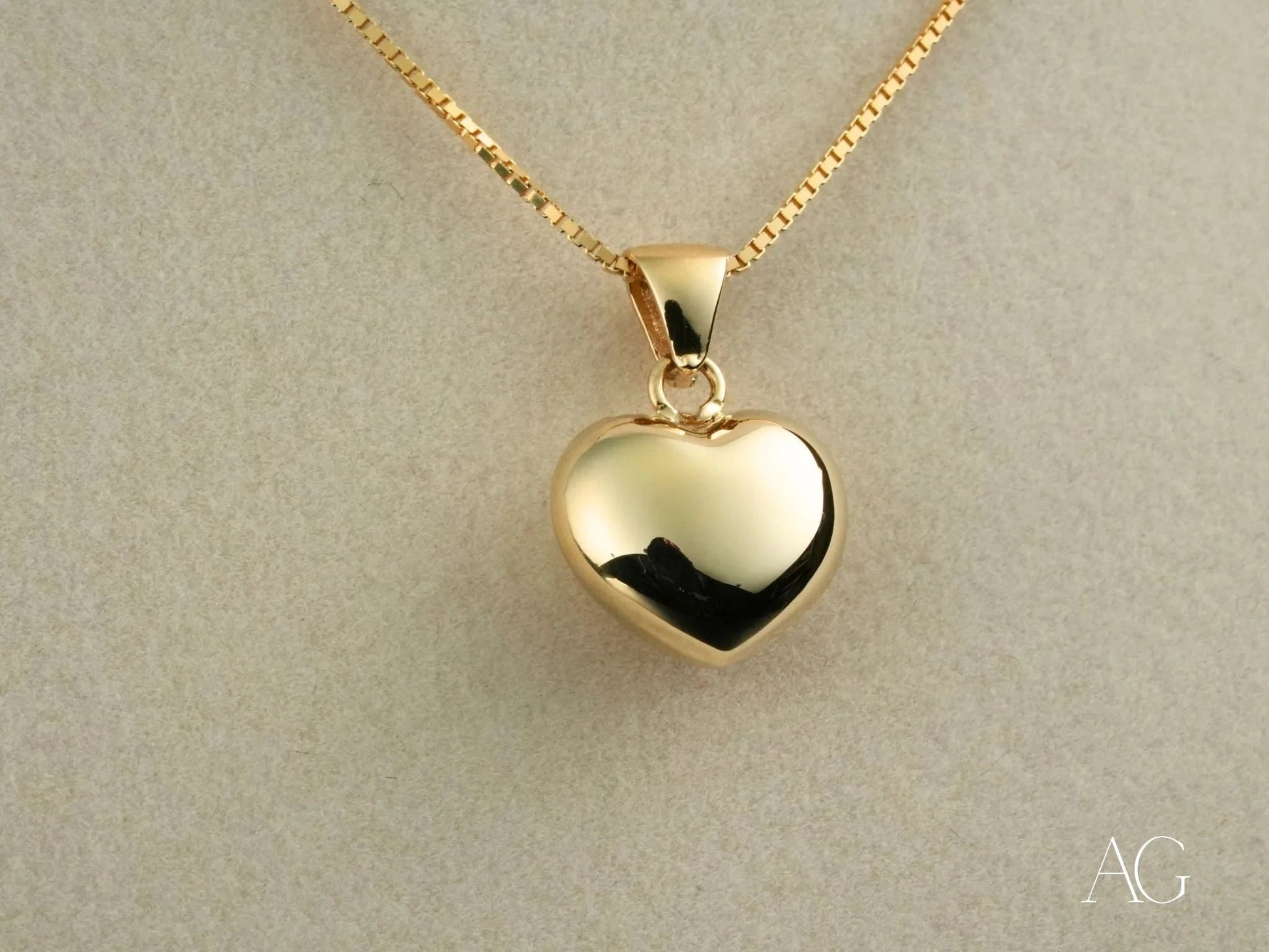 Gold heart pendant in 18k gold on a delicate chain necklace for a timeless look