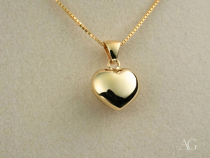 Gold heart pendant in 18k gold on a delicate chain necklace for a timeless look