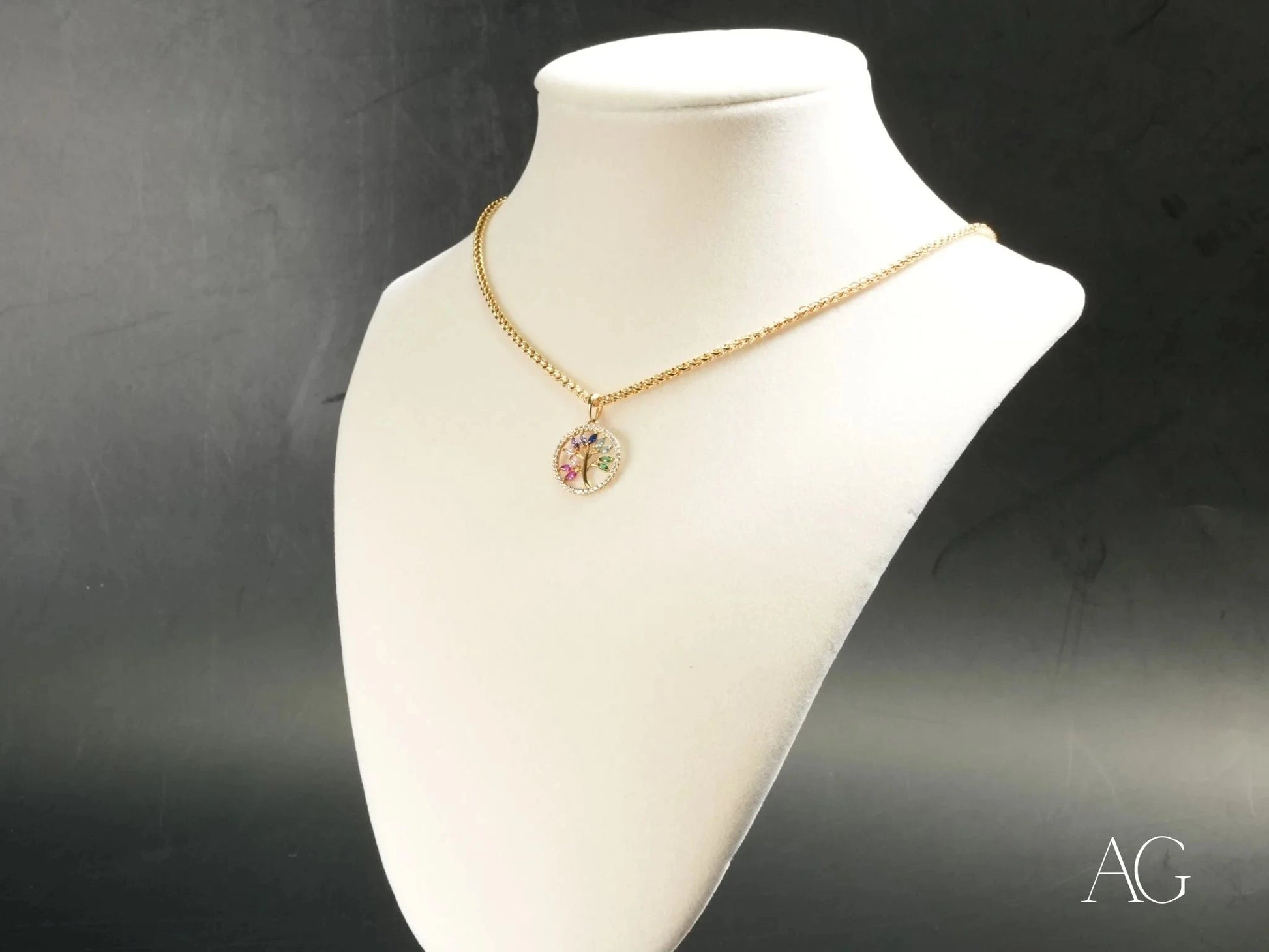 Gold chain necklace with radiant life cubic zirconia ’Árvore da Vida’ pendant on bust