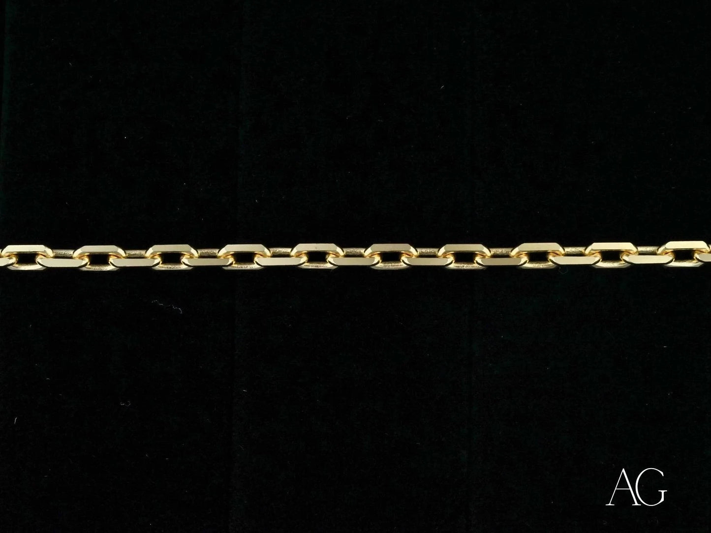 Gold chain bracelet with oval links in exquisite 18k solid gold and diamond-cut elegance