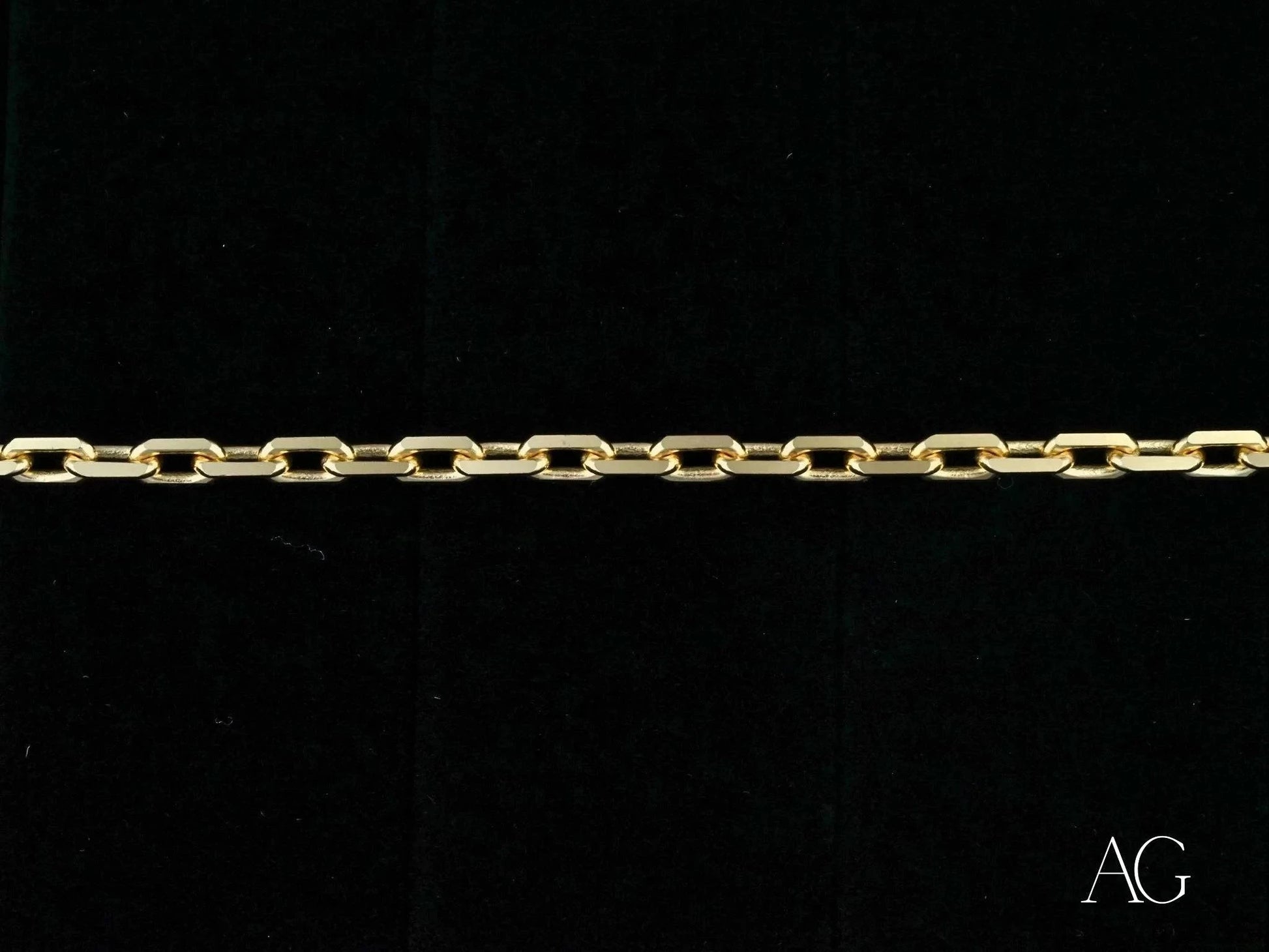 Gold chain bracelet with oval links in exquisite 18k solid gold and diamond-cut elegance