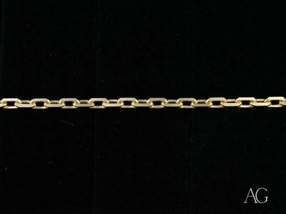 Gold chain bracelet with oval links in exquisite 18k solid gold and diamond-cut elegance