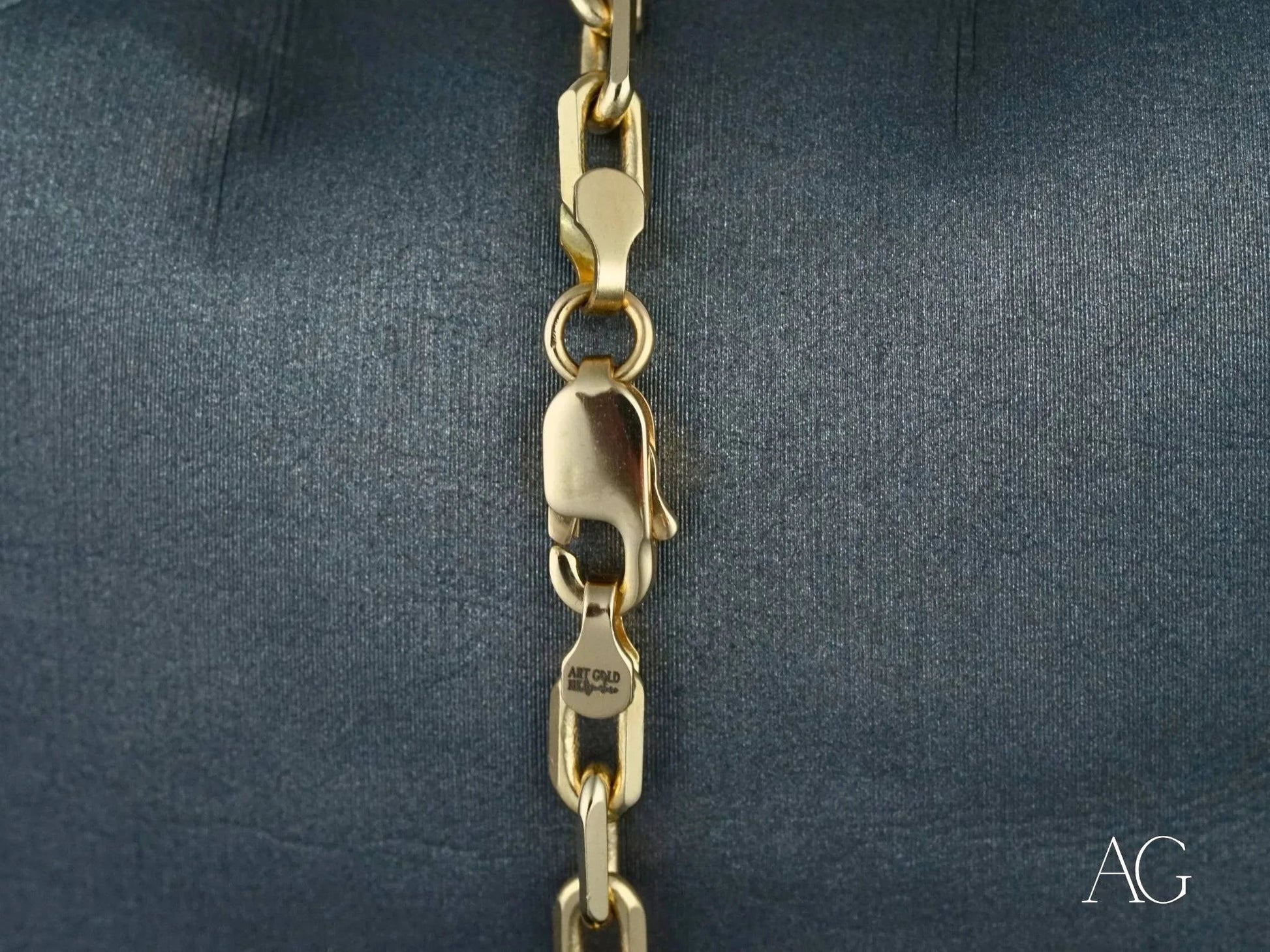 Radiant Art Gold Bracelet featuring exquisite 18k solid gold interlocking links