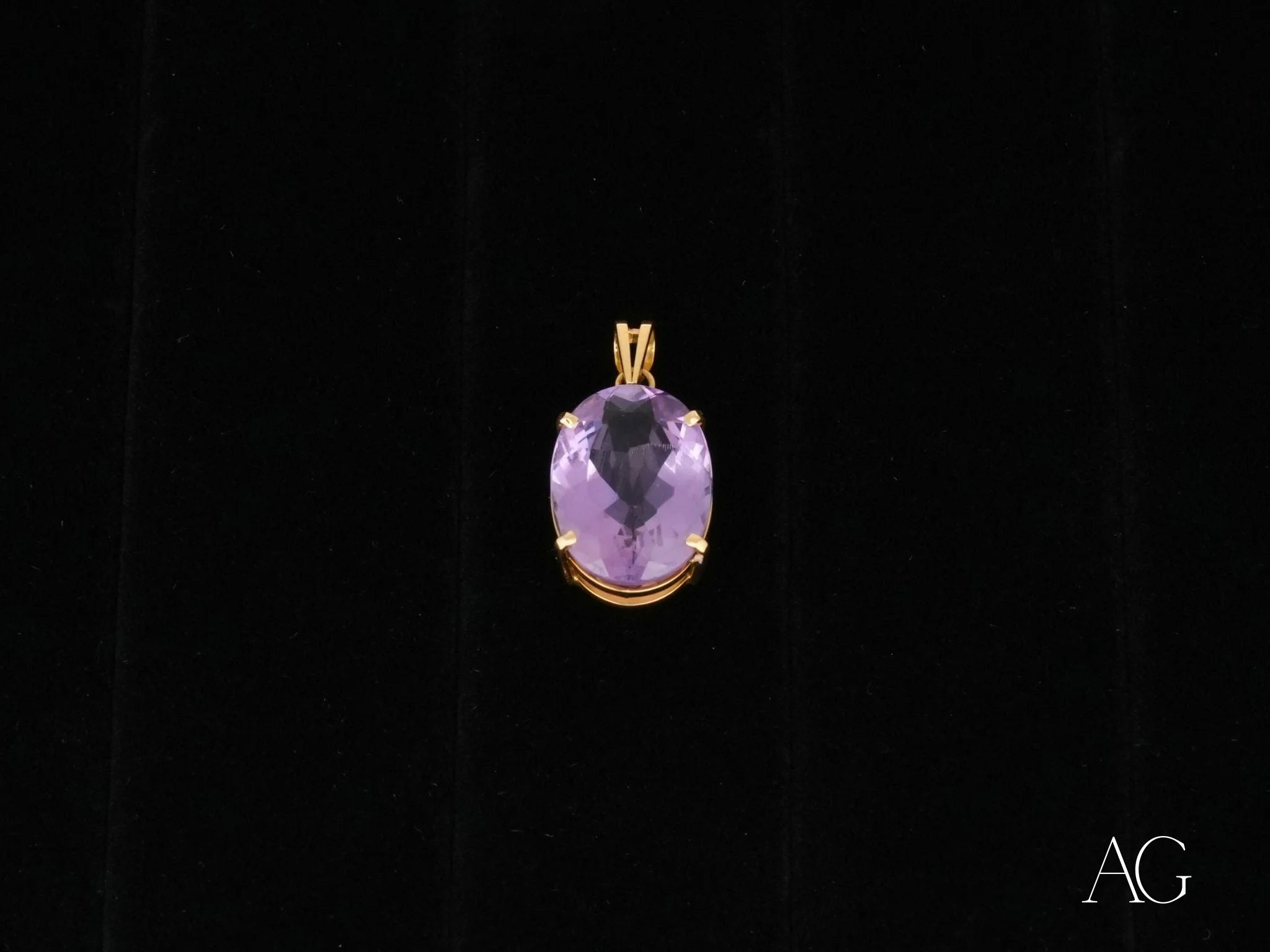 Oval-shaped Amethyst Glow Pendant in 18k gold featuring a stunning amethyst crystal