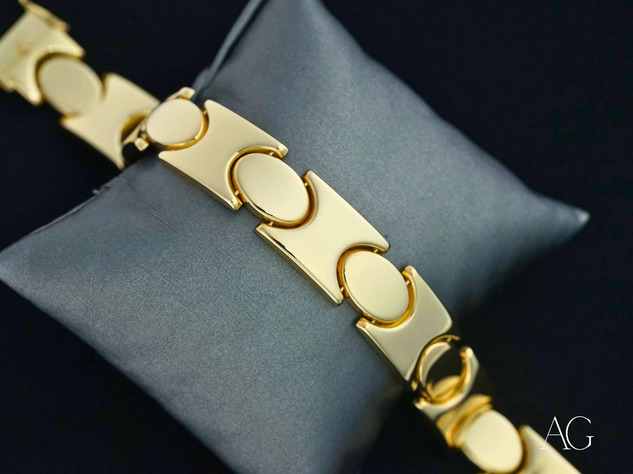 Bold and elegant men's 18k solid gold bracelet with box clasp