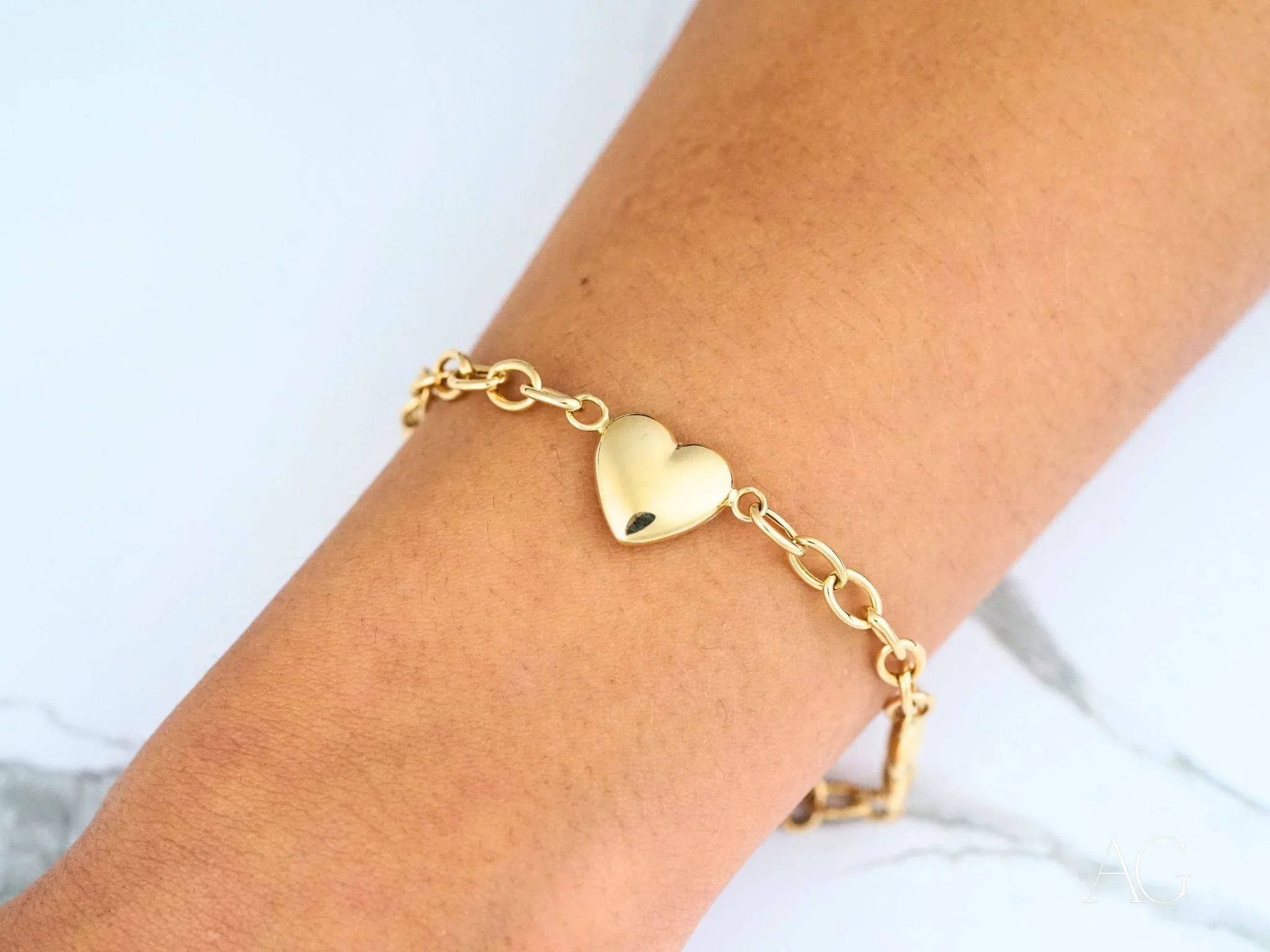 Elegant 18k gold bracelet with heart motifs