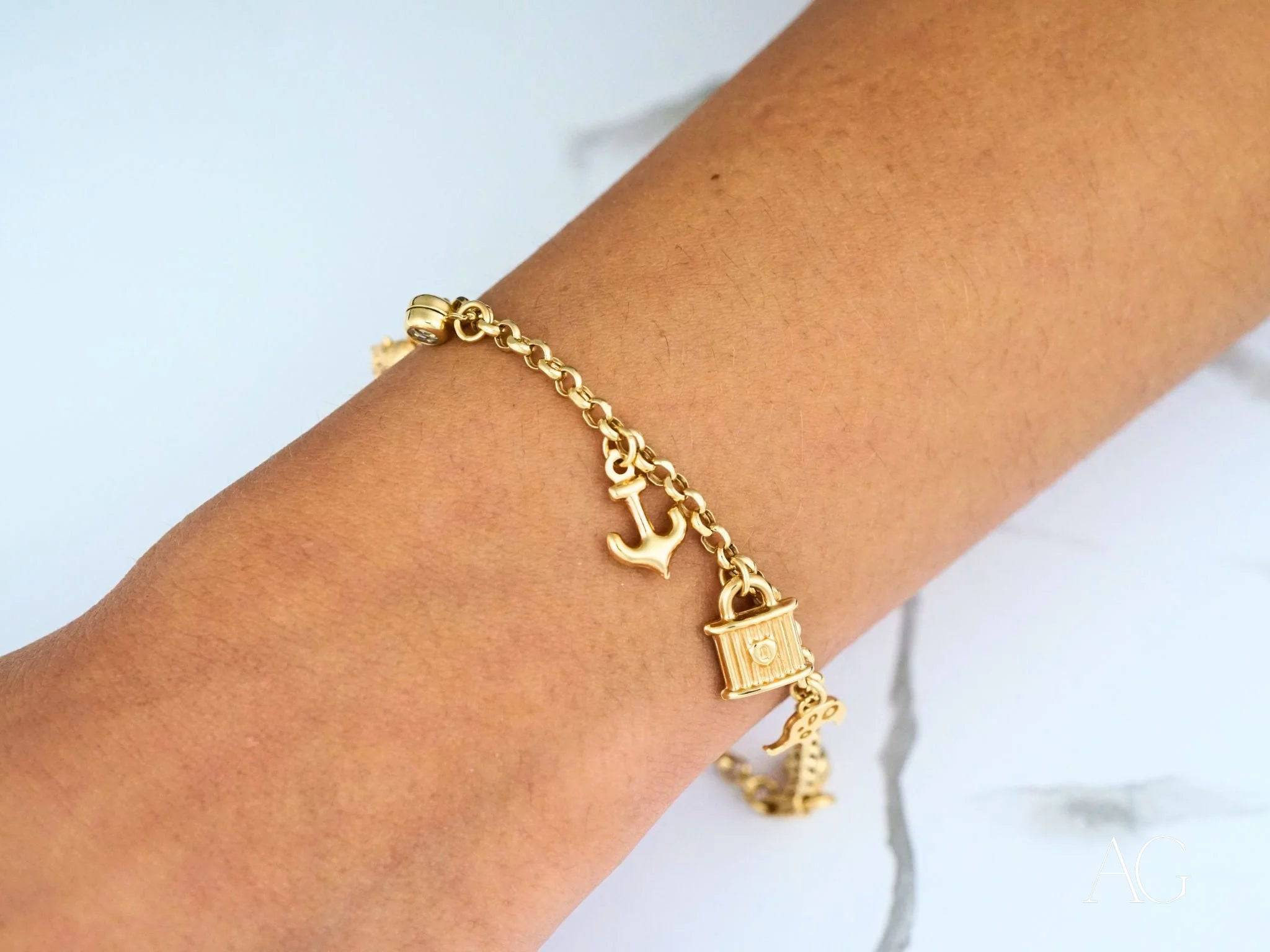 Nautical elegance: 18k gold charm bracelet with sea-inspired charms