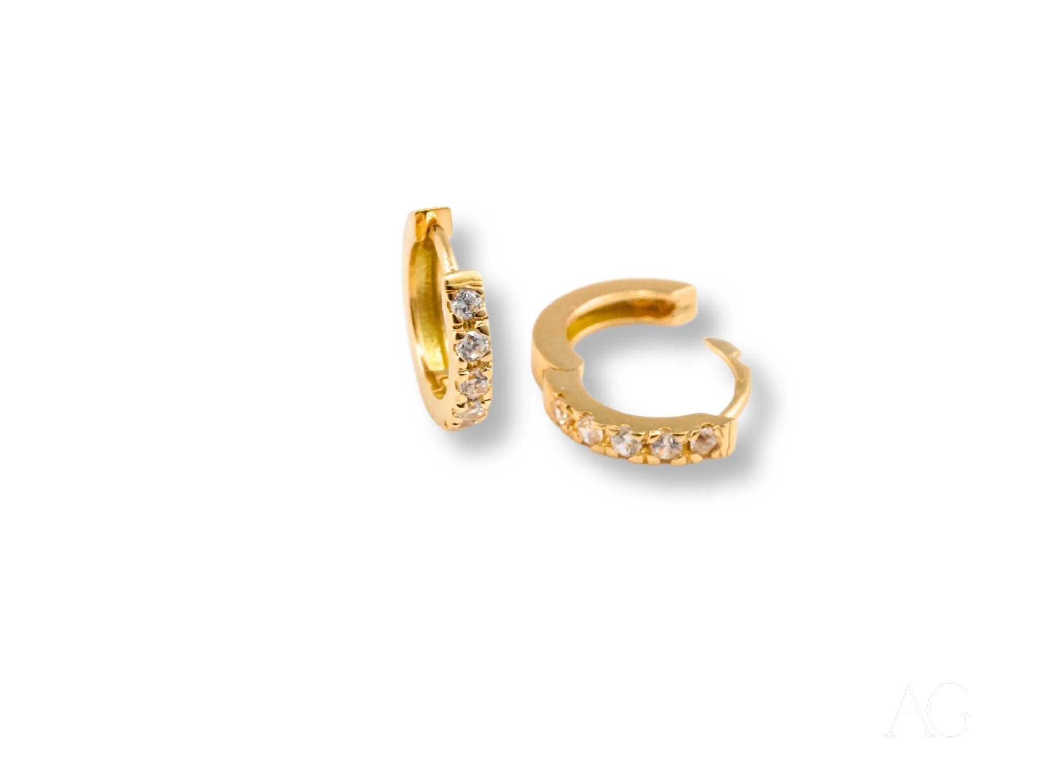 Timeless elegance: 18k yellow gold mini hoops earrings with sparkle