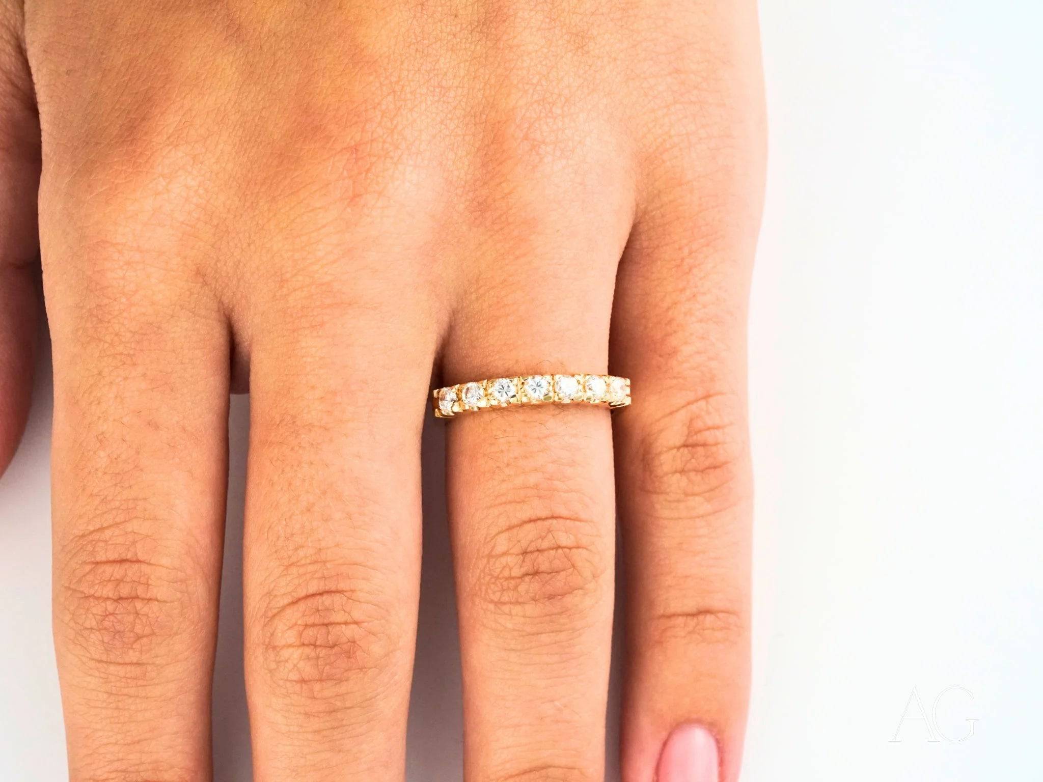 Elegant 18k yellow gold cz ring – timeless sophistication