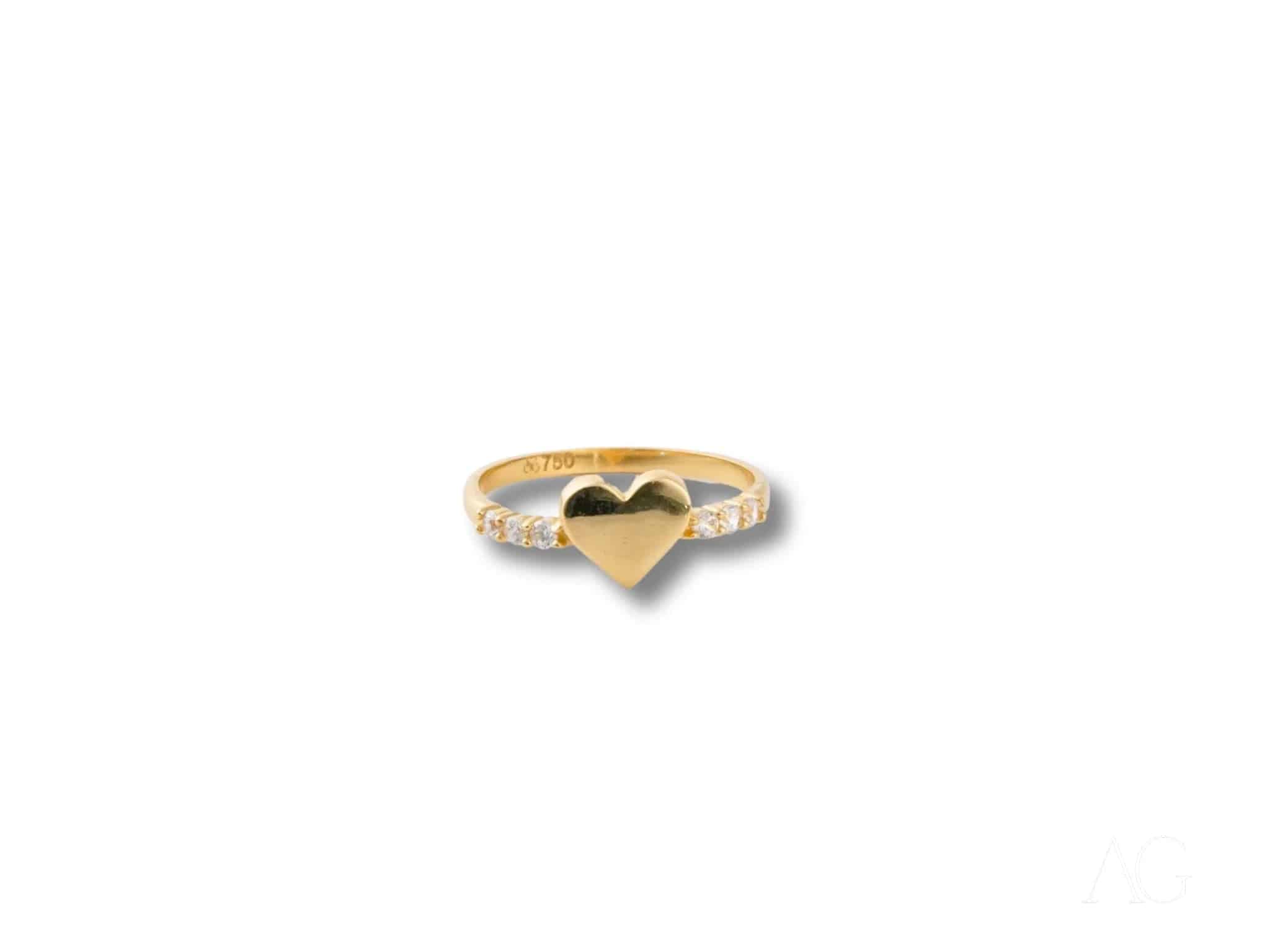 Elegant 18k yellow gold heart ring to celebrate your love