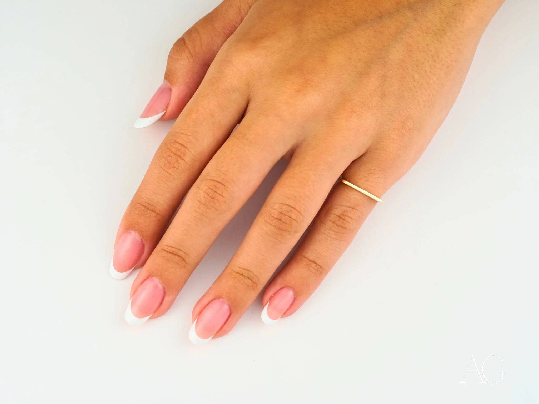 Elegant 18k yellow gold ring - minimalist luxury for every occasion