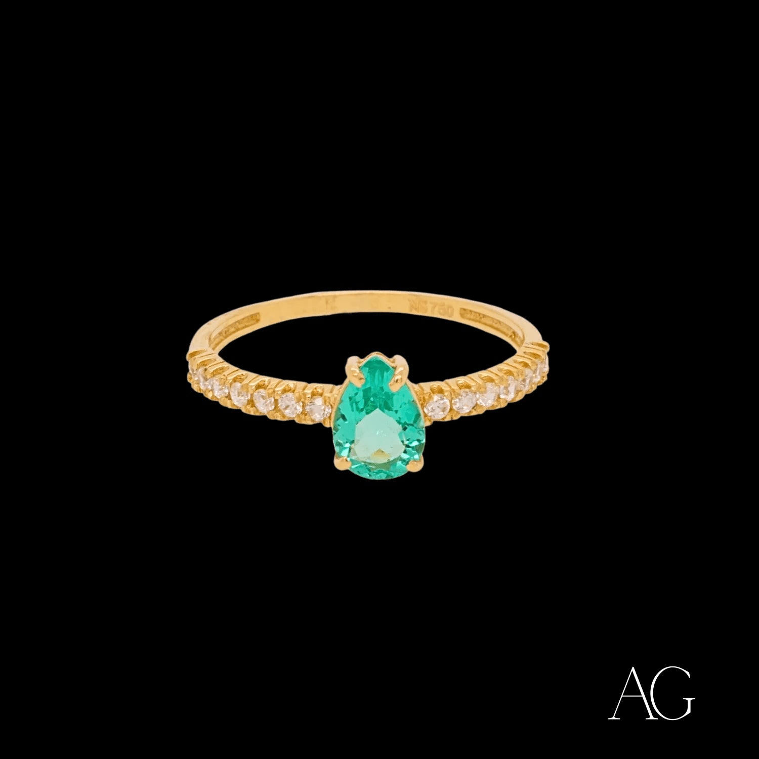 Elegant green pear-shaped 18k gold ring